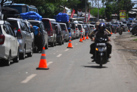 Sejumlah kendaraan pemudik terjebak kemacetan di Jalan Cikuasa Atas arah Pelabuhan Merak usai keluar dari exit tol Merak di Banten.