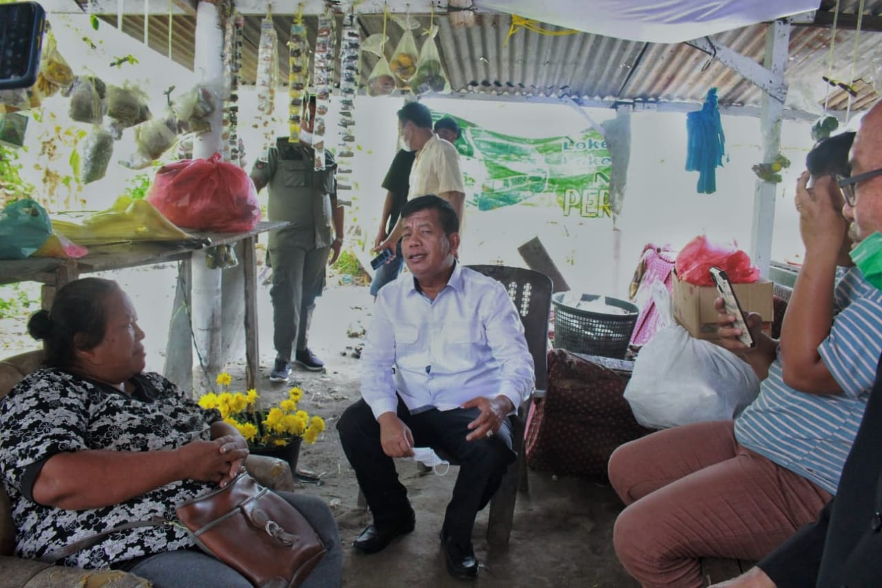 Bupati Simalungun Radiapoh Hasiholan Sinaga saat kunjungan kerja di Kecamatan Bandar Kabupaten Simalungun, Sumut, Senin (18/4/2022)