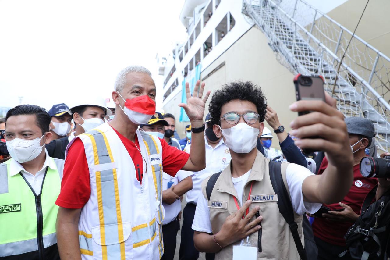 Gubernur Jateng Ganjar Pranowo menyapa pemudik yang  turun di Pelabuhan Tanjung Emas, Kota Semarang, Sabtu (30/4/2022) 
