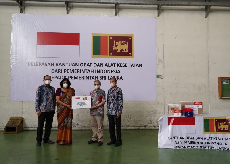 Penyerahan bantuan obat dan alkes dari Indonesia ke Sri Lanka.