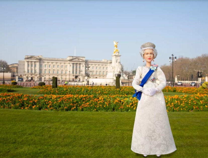 Boneka Barbie Ratu Elizabeth II