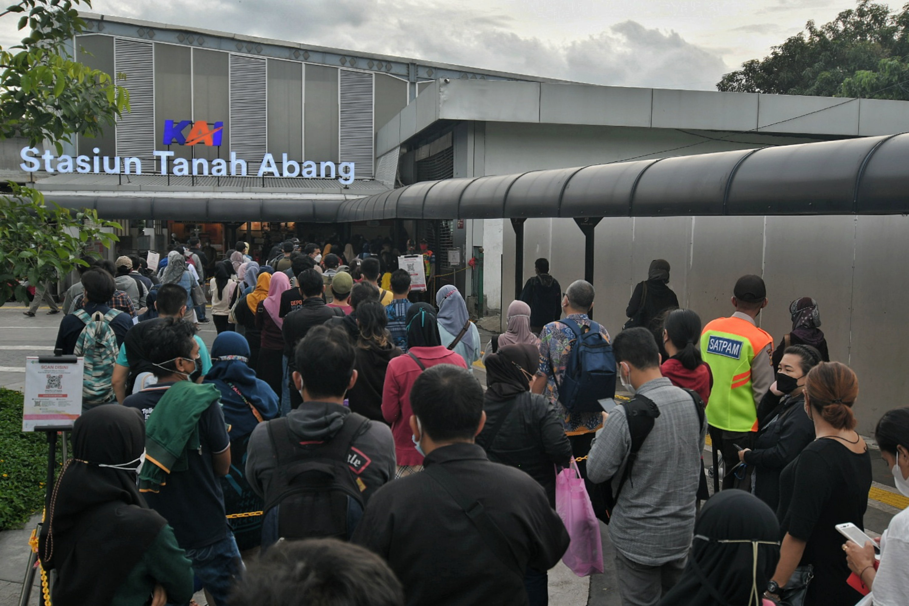 Penumpang memadati Stasiun Tanah Abang