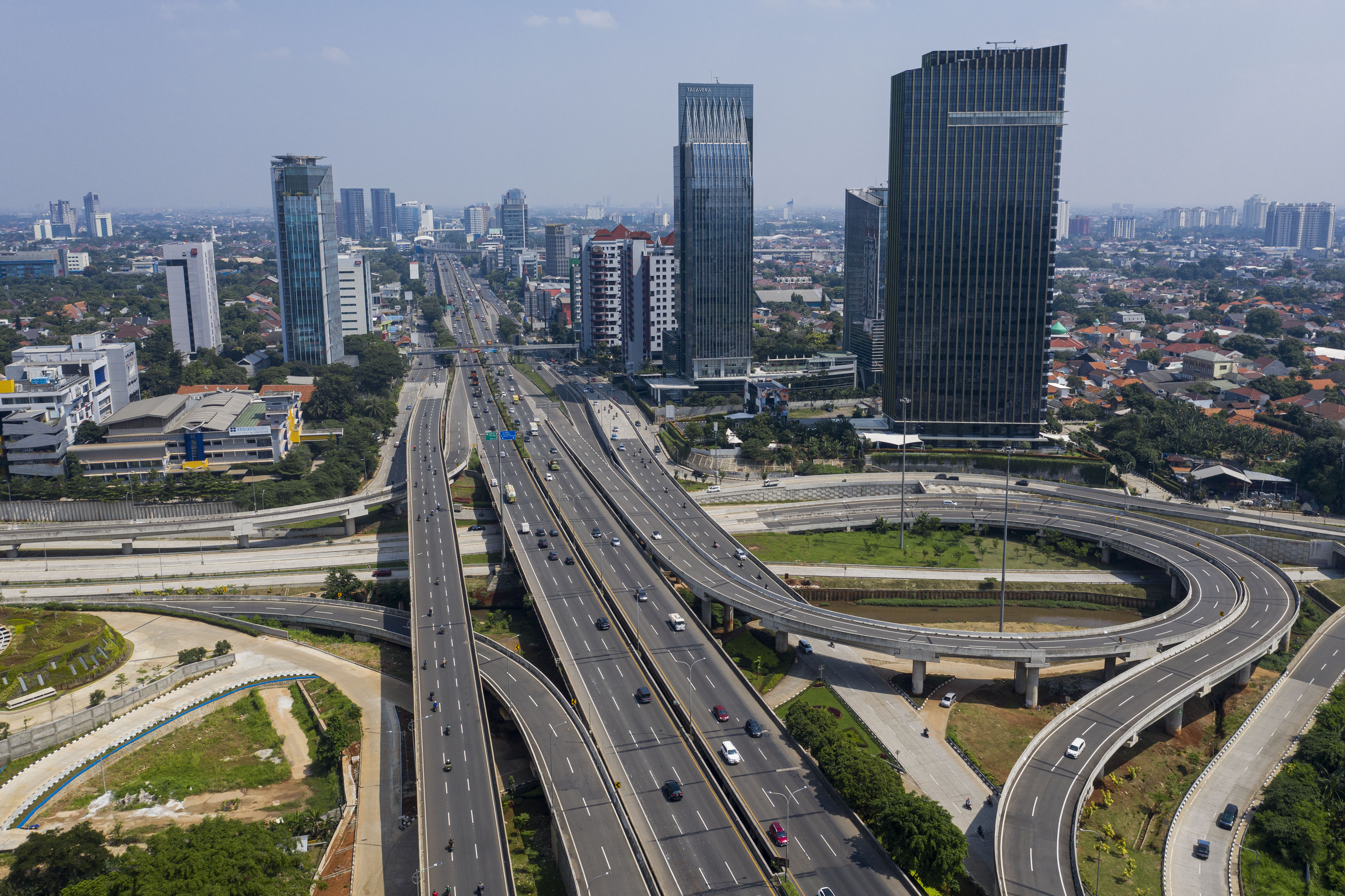  Foto aerial kendaraan melintasi Jalan Tol Pondok Pinang-TMII dan Simpang Susun Antasari di Jakarta.