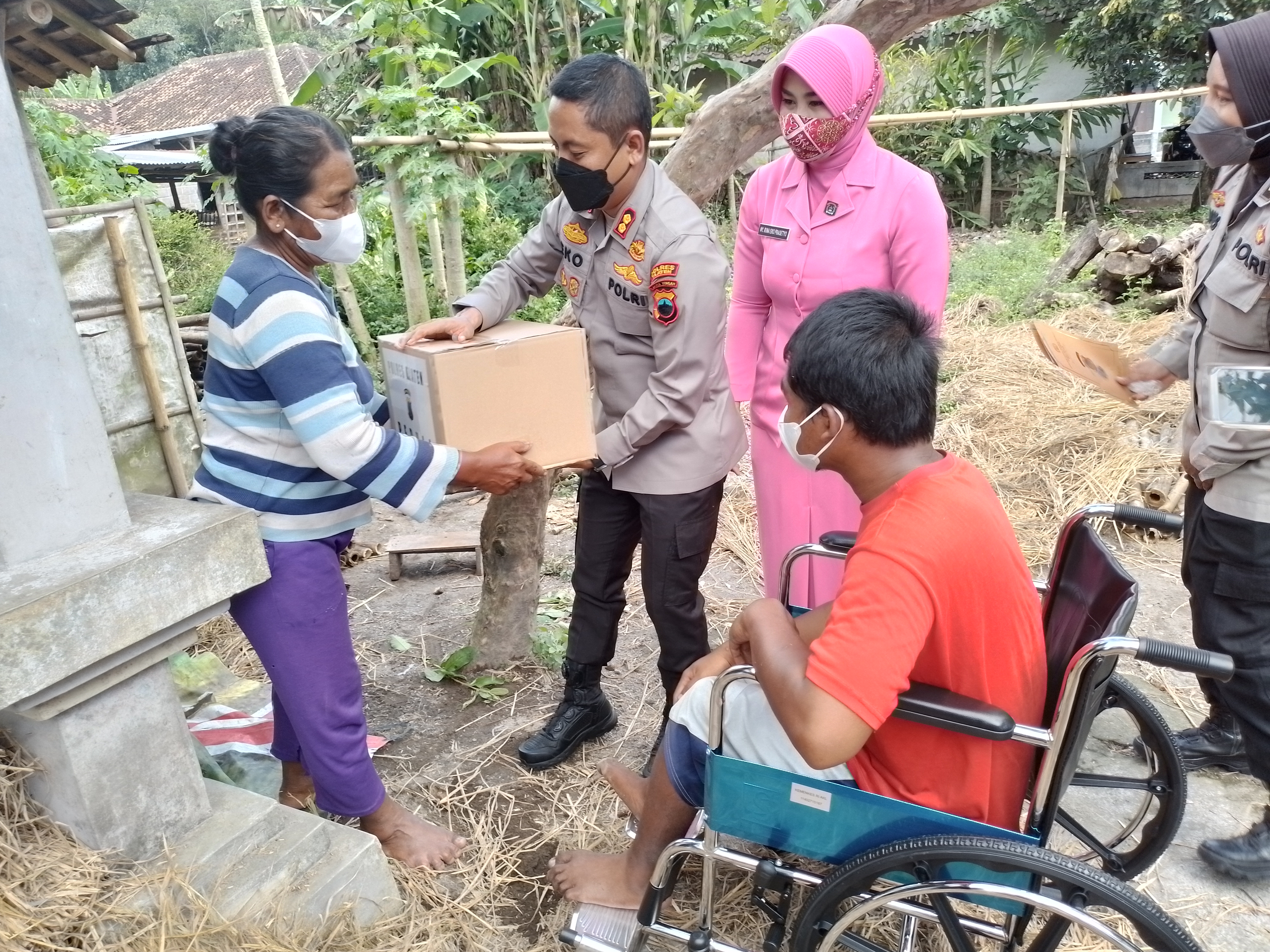 Kapolres Klaten AKB Eko Prasetyo menyerahkan sumbangan kepada warga kurang beruntung