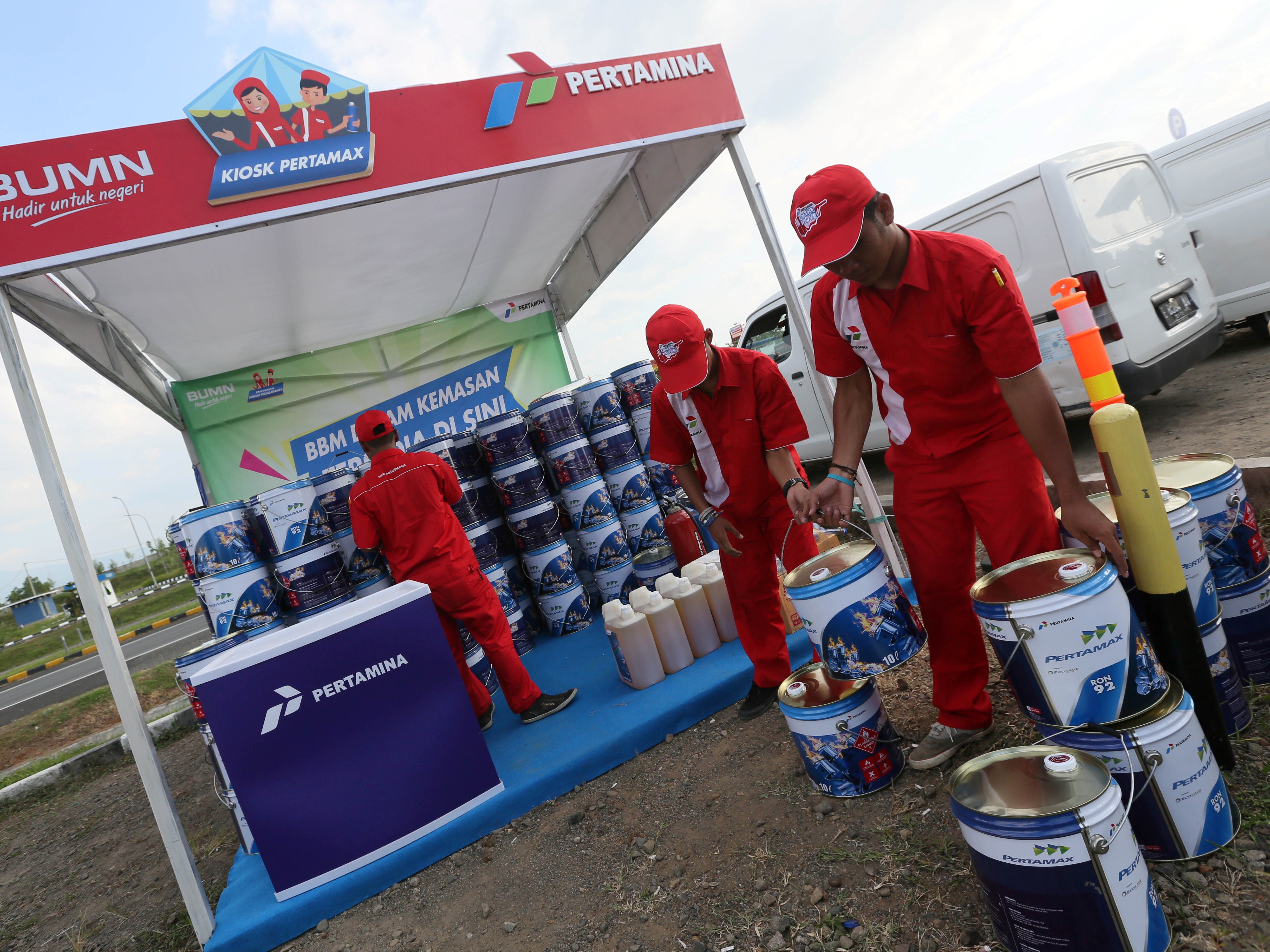 Satgas BBM mempersiapkan BBM kemasan kaleng di KM 228 tol Cipali, Jatibarang, Jawa Barat, Minggu (18/6). 