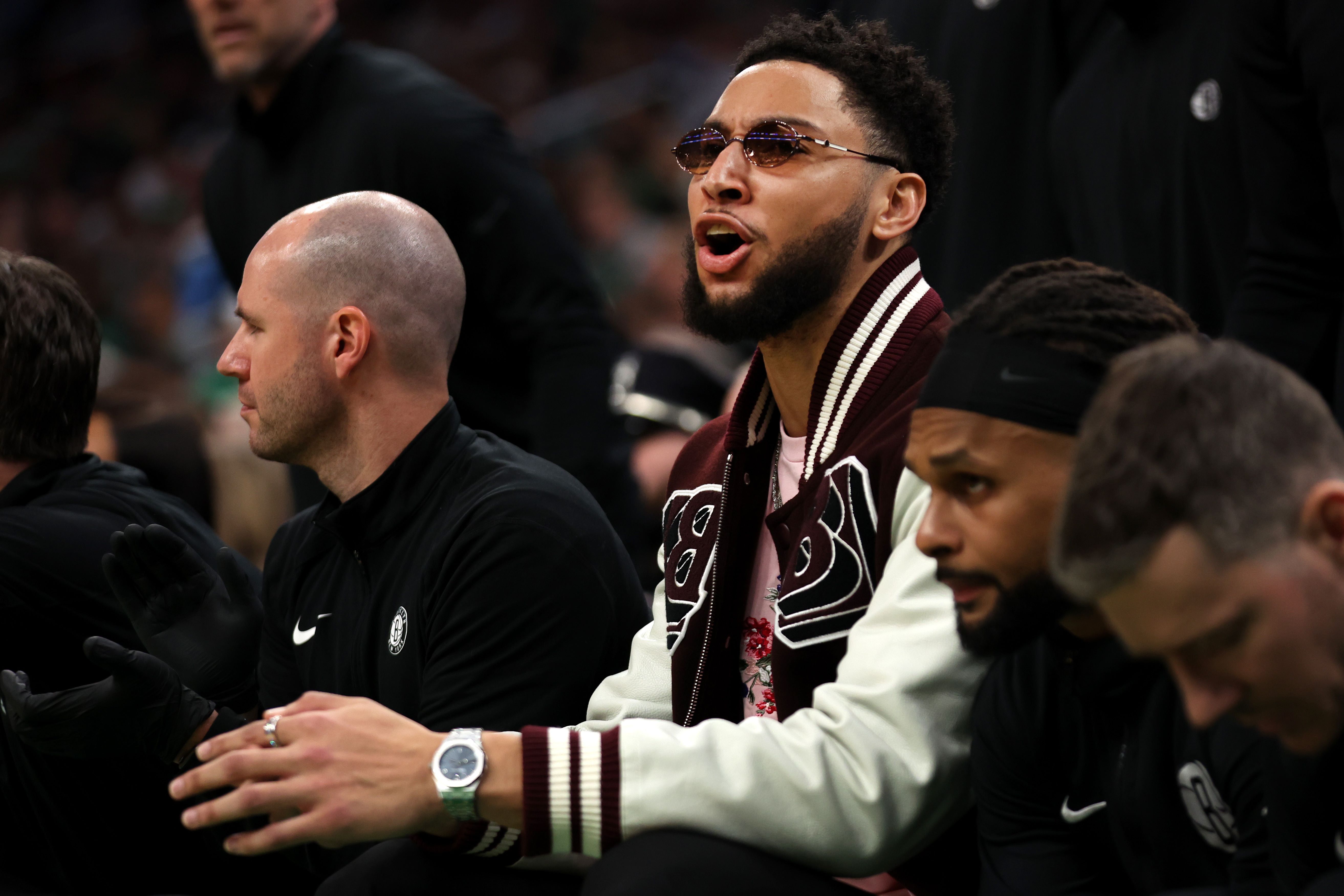 Ben Simmons menyaksikan Gim 1 playoff NBA antara Boston Celtics dan Brooklyn Nets.