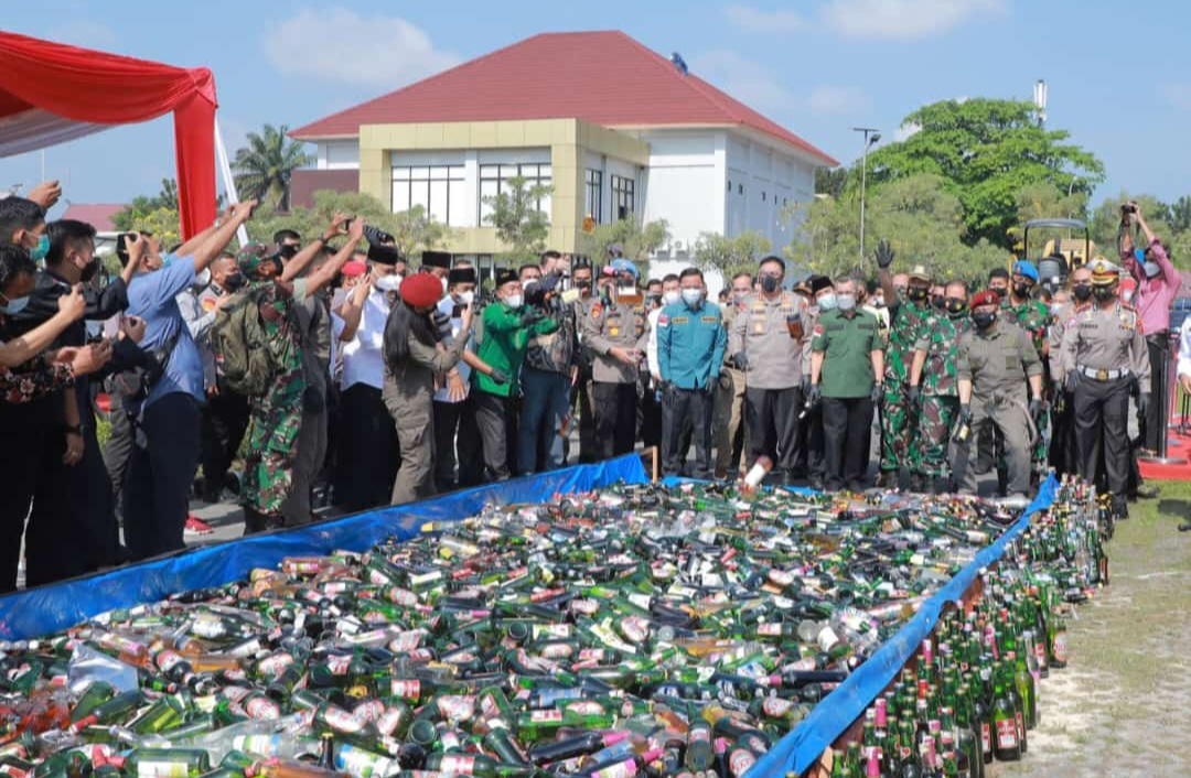 Pemusnahan 19.562 botol minuman beralkohol