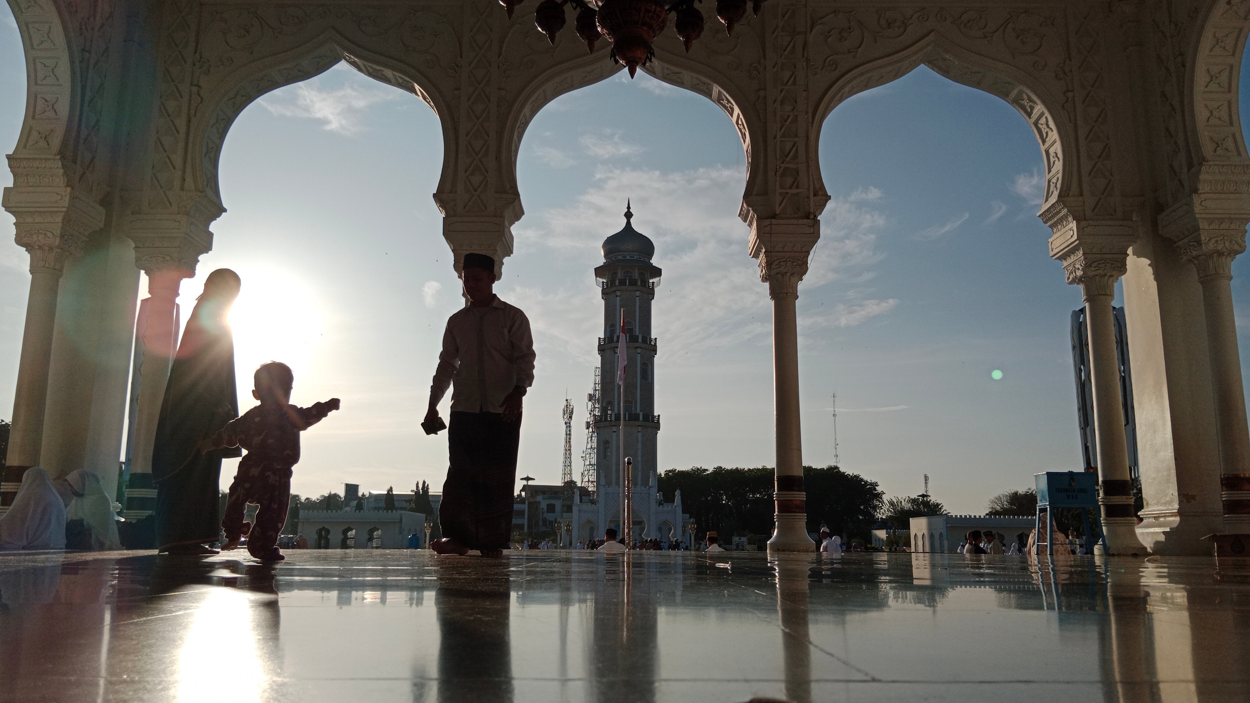 Aktivitas umat muslim di Masjid Baiturrahman Banda Aceh, Aceh.