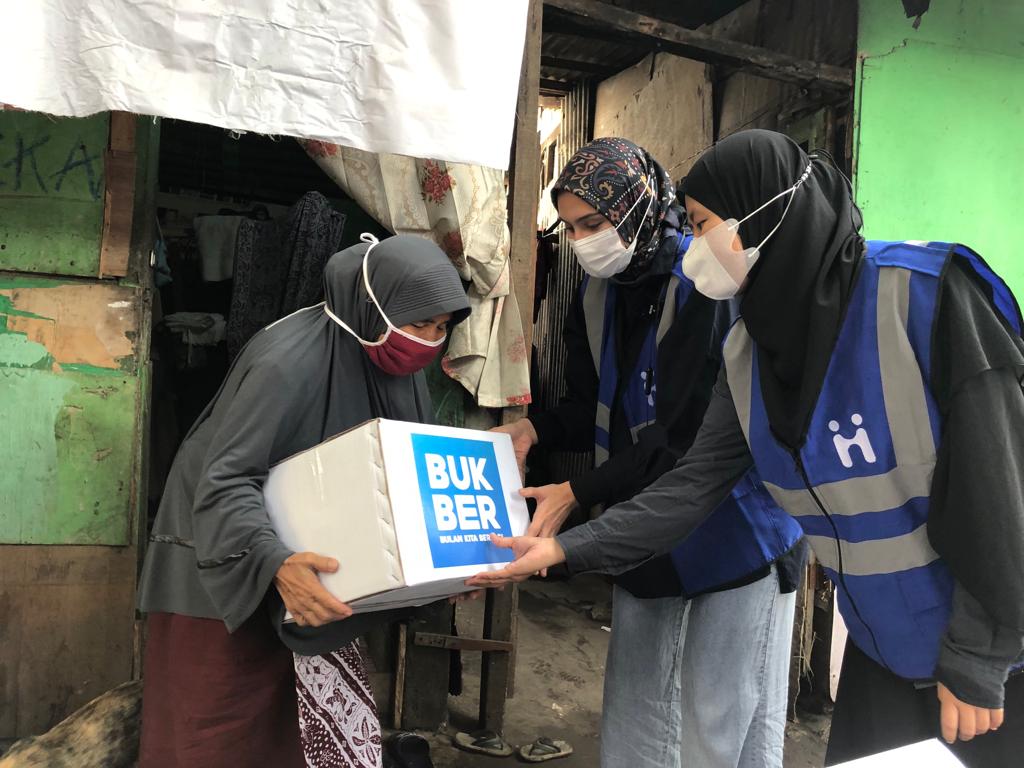 Artis Zee Zee Shahab dan anggota tim Human initiative membagikan paket Ramadan di Sunan Giri, Rawamangun, Jakarta Timur.