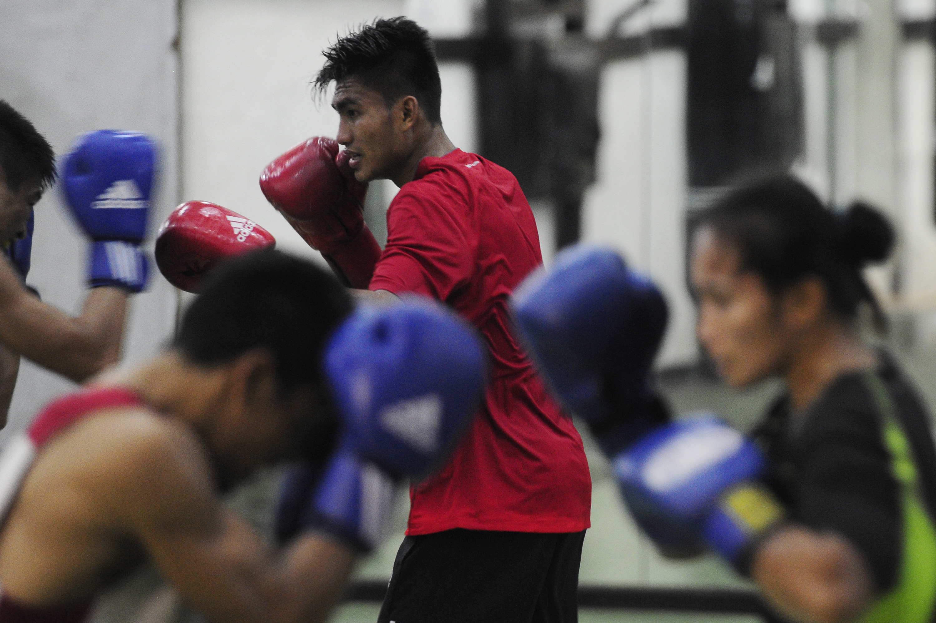 Sejumlah petinju berlatih ketika mengikuti pelatnas di Kompleks Stadion Utama Gelora Bung Karno, Jakarta.