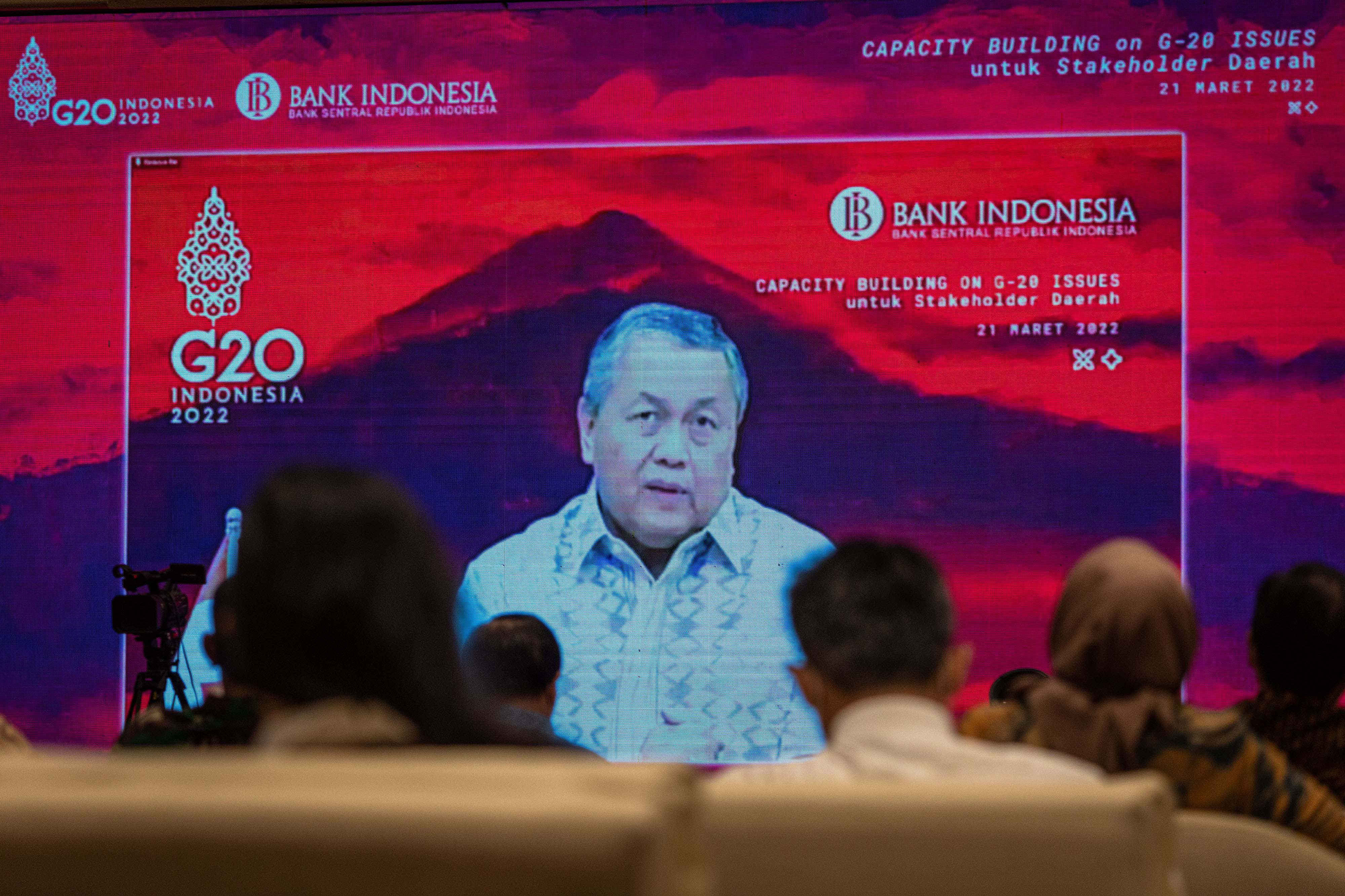 Gubernur Bank Indonesia Perry Warjiyo memberikan pemaparan secara daring saat kuliah umum atau Public Lecture G20 di Semarang, Jawa Tengah.