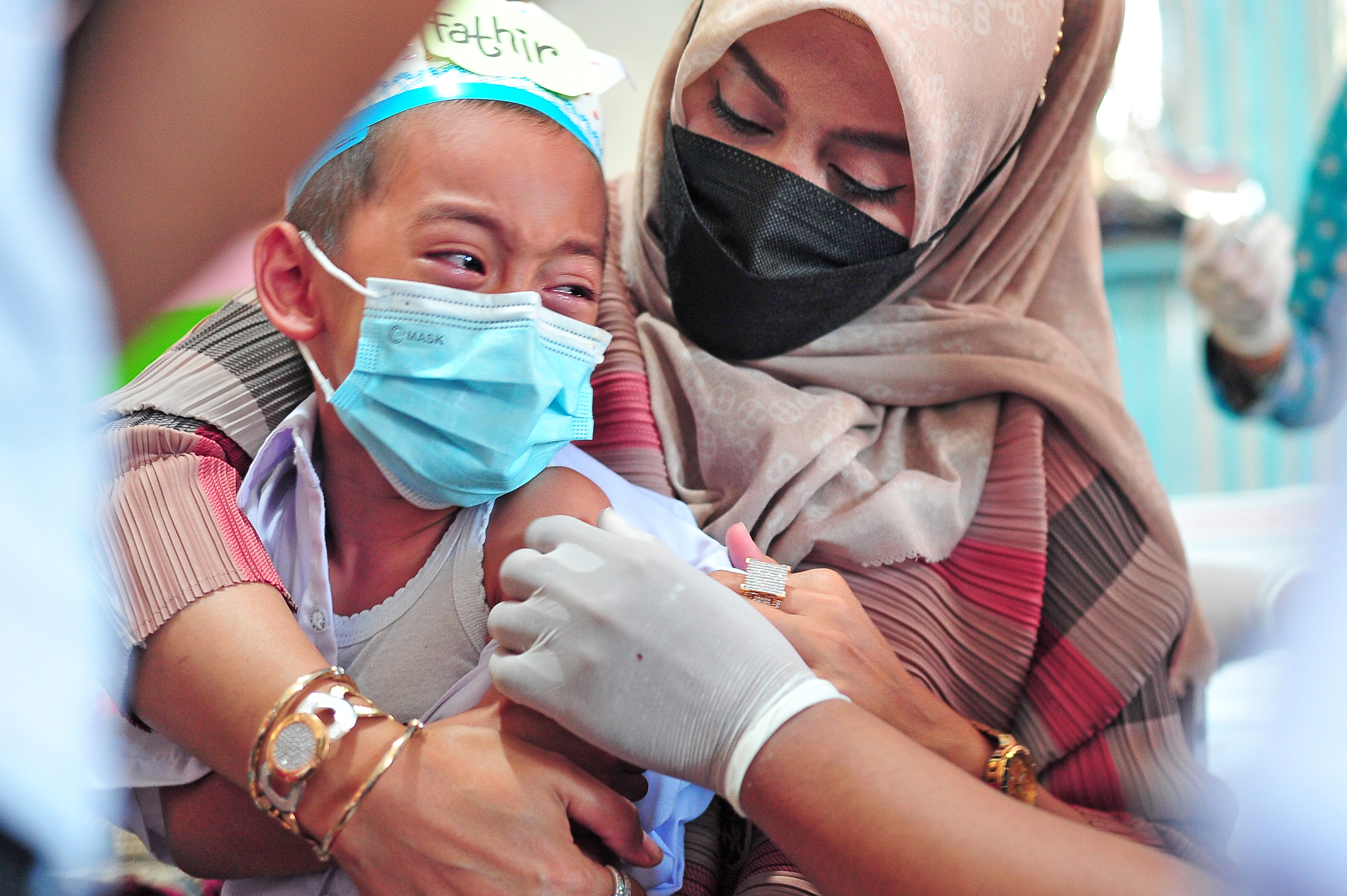 Orangtua memeluk anaknya yang menangis saat mendapatkan suntikan vaksin campak di SDN 28 Kota Jambi, Jambi.