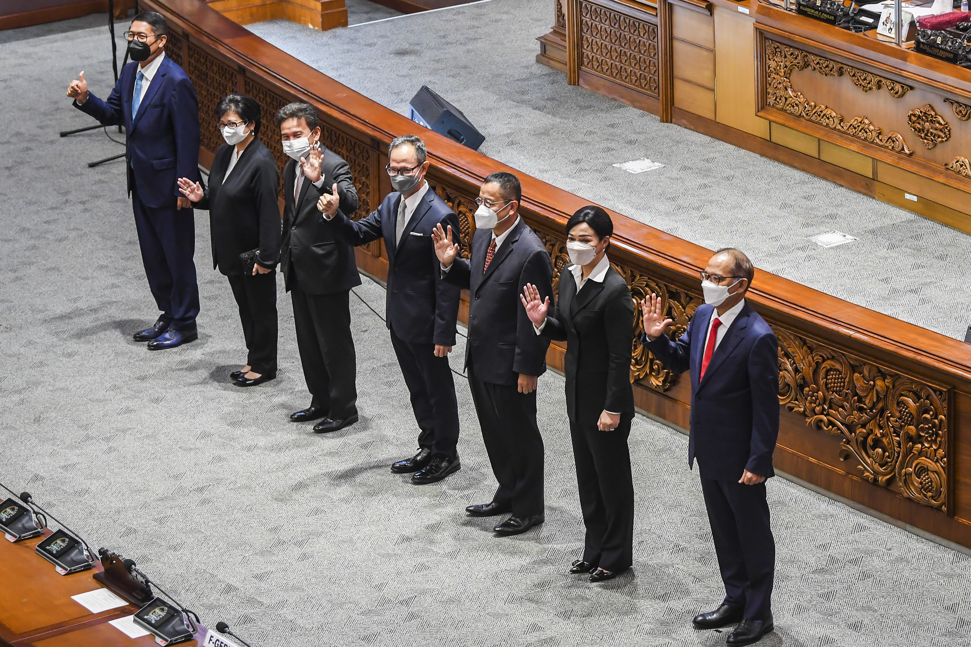 Dalam rapat Paripurna tersebut DPR menetapkan tujuh Anggota Dewan Komisioner Otoritas Jasa Keuangan (OJK) periode 2022-2027