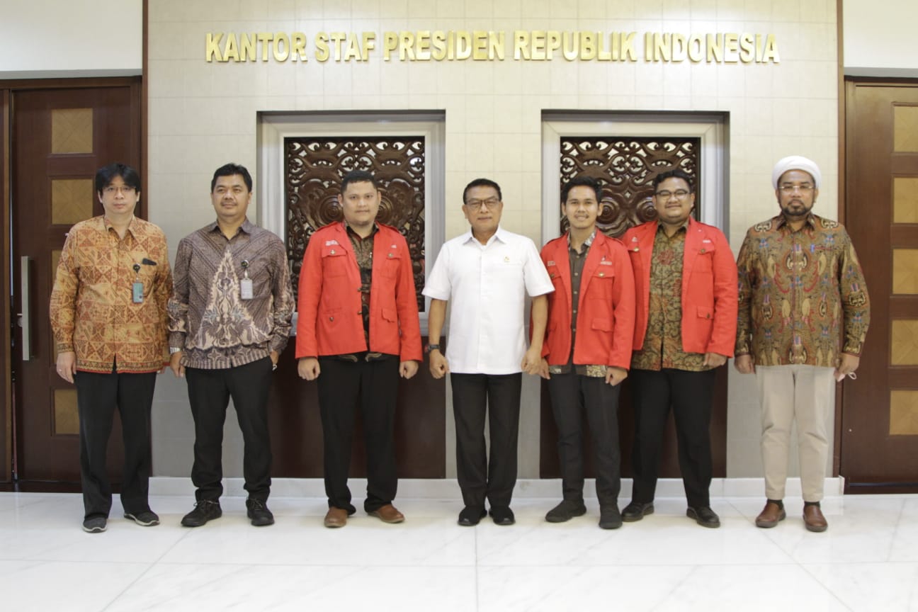 Kepala Staf Kepresidenan RI, Moeldoko (tengah) bersama pengurus DPP GMNI saat Audensi di gedung Bina Graha Jakarta.