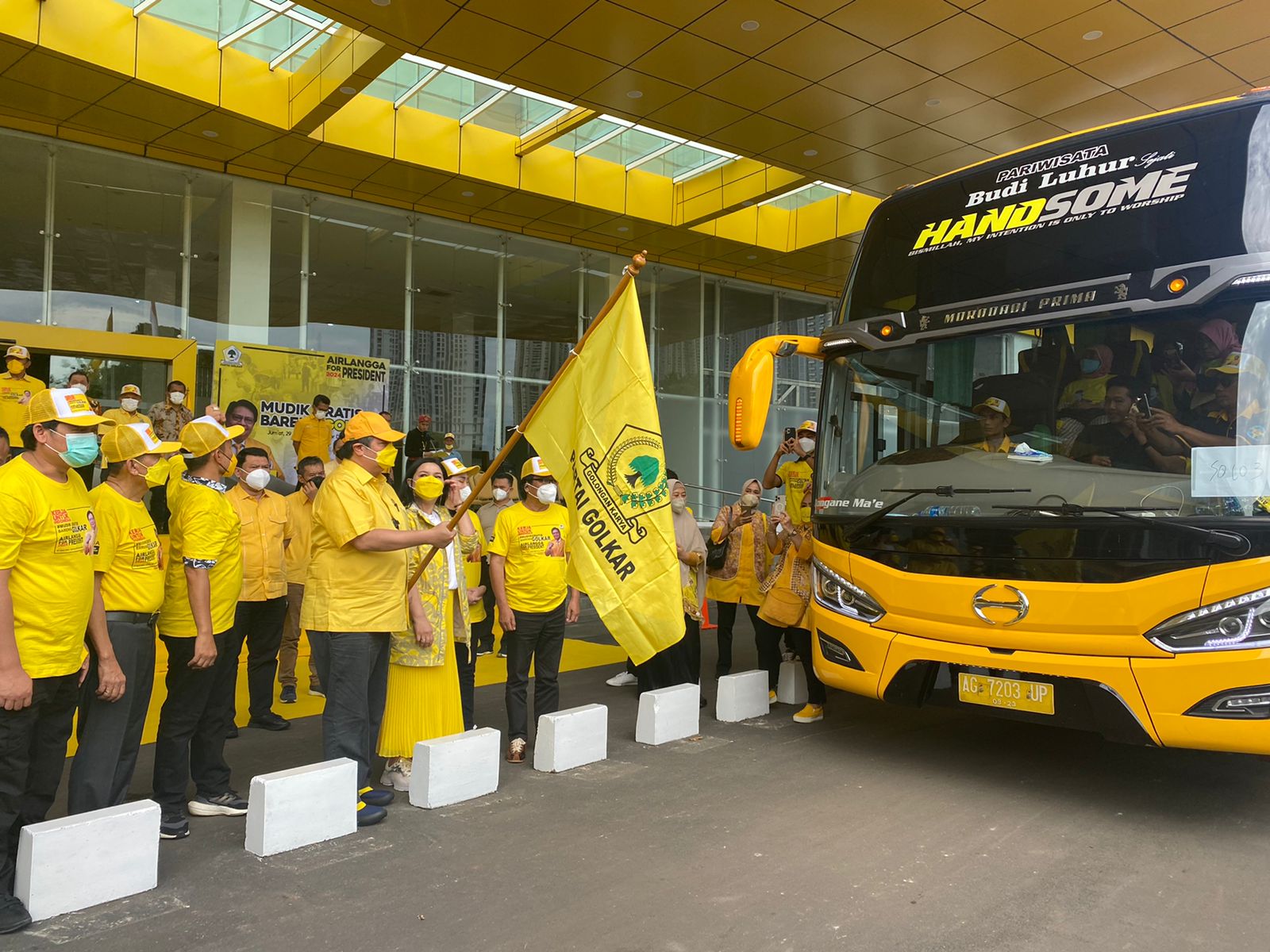 Ketum Golkar Airlangga Hartarto melepas Ratusan pemudik yang mengikuti program Mudik Gratis Bareng Golkar di halaman Kantor DPP, Jakarta.