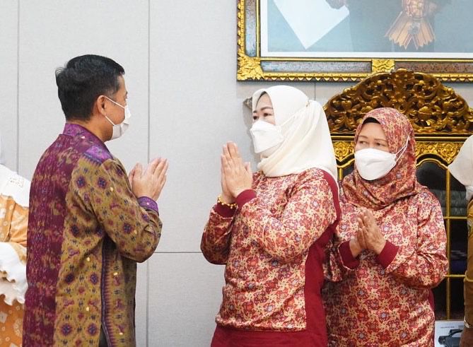   Kepala OJK Regional 7 Sumbagsel Untung Nugroho saat beraudiensi dengan Ketua TP PKK Sumsel, Febrita Lustia di Palembang.