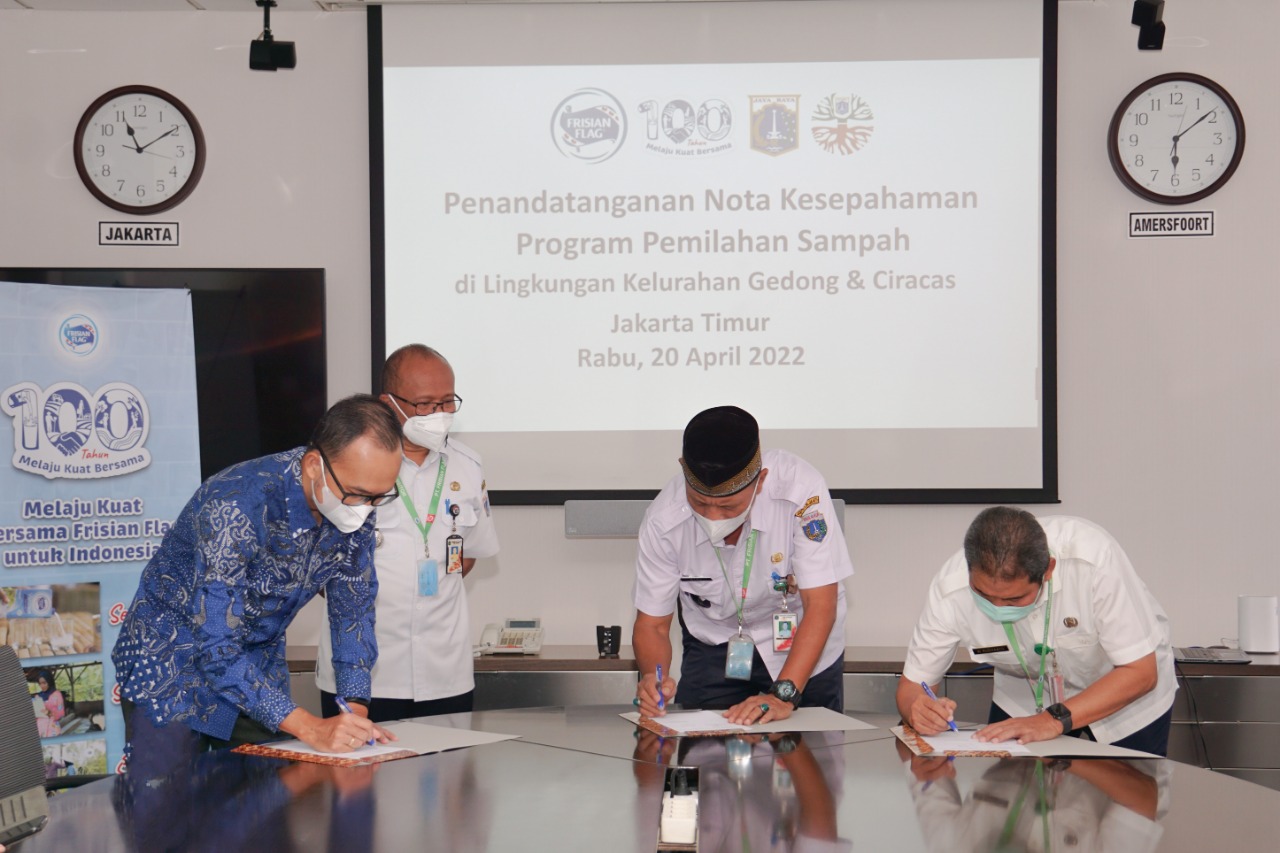 Penandatanganan MoU program pemilahan sampah di wilayah Gedong & Ciracas, Jakarta Timur, Rabu (20/4).