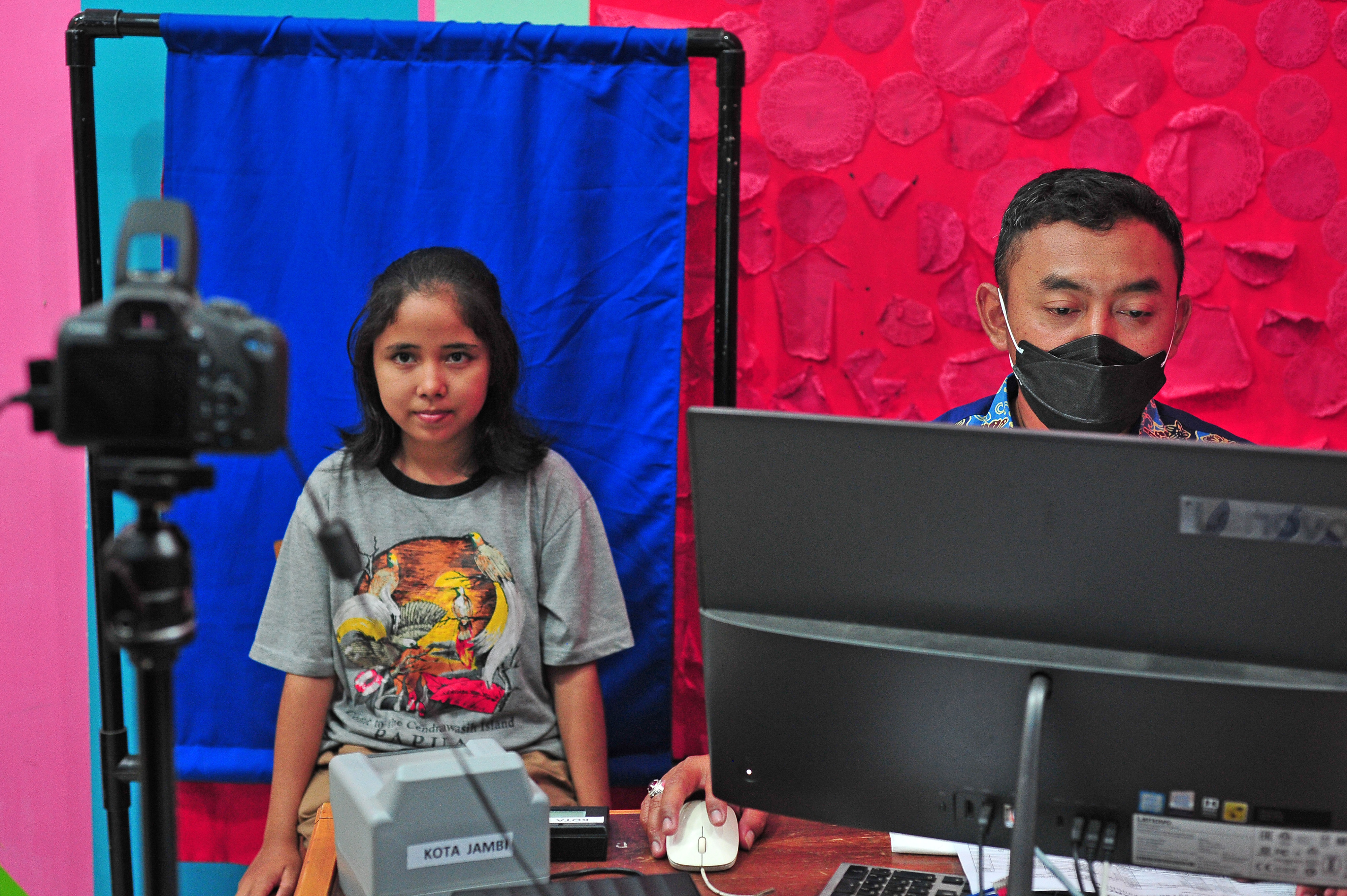 Ilustrasi: Petugas melayani warga untuk perekaman Kartu Tanda Penduduk (KTP) di Gerai Layanan Kependudukan dan Pencatatan Sipil Disdukcapil 