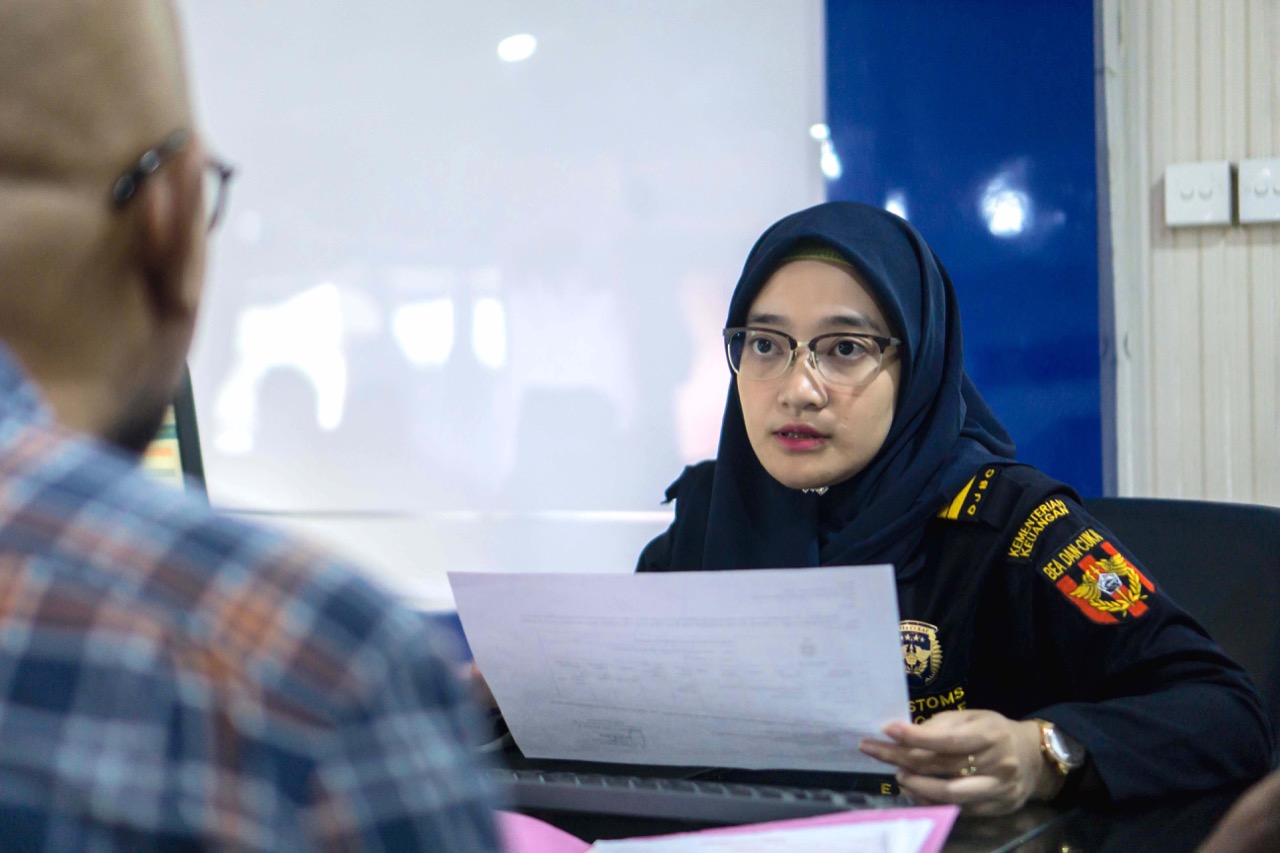 Petugas Bea Cukai tengah memberi pelayanan. 