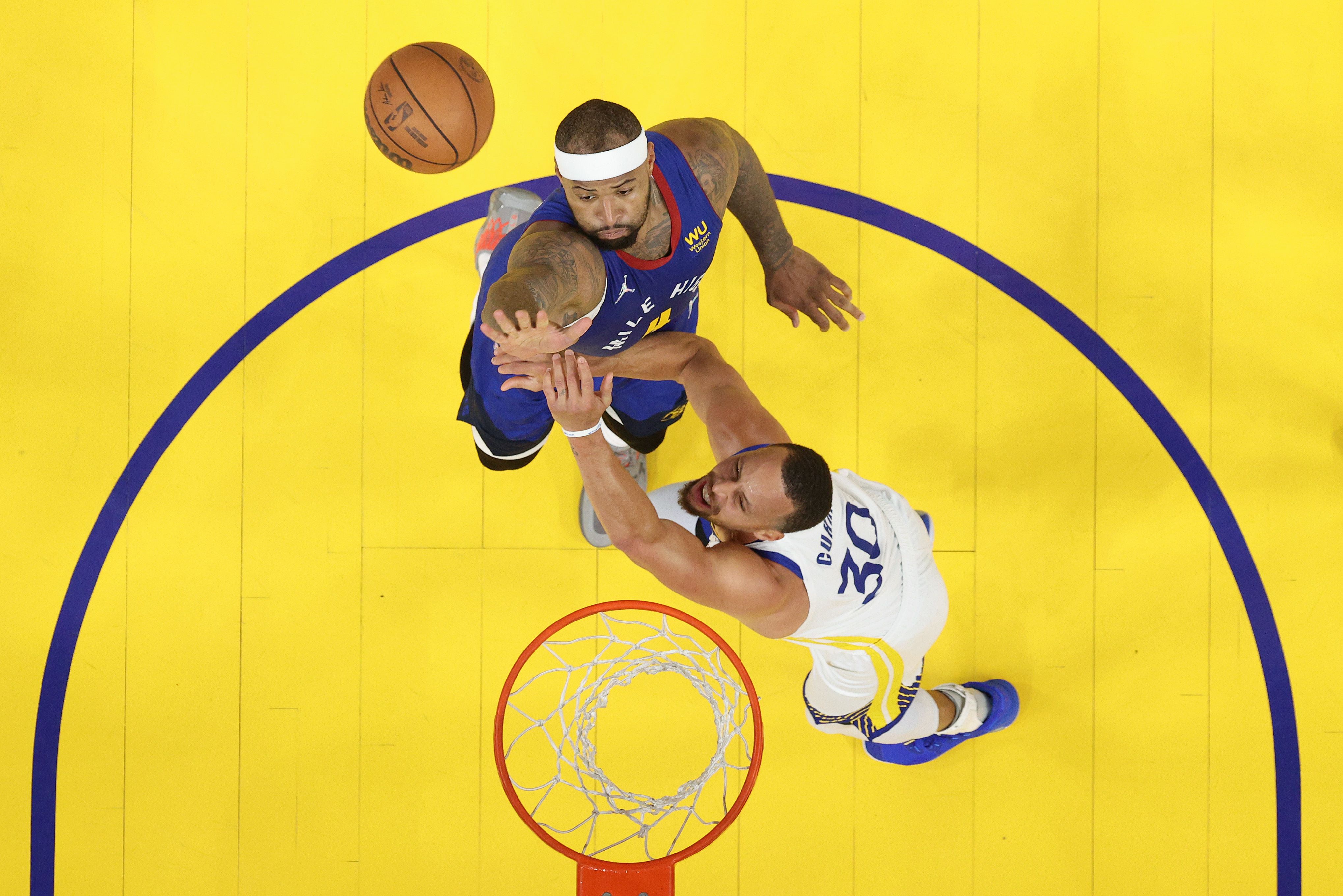 Stephen Curry dilanggar oleh pemain Denver Nuggets DeMarcus Cousins