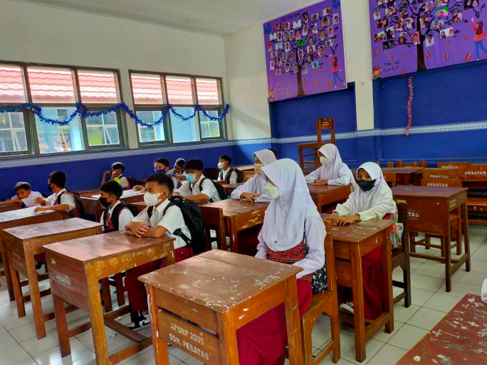 Siswa belajar di kelas.
