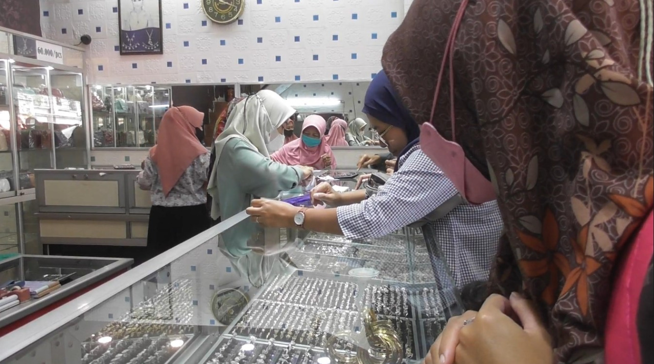 Jelang Lebaran, Jasa Cuci Perhiasan Ramai Diserbu Warga