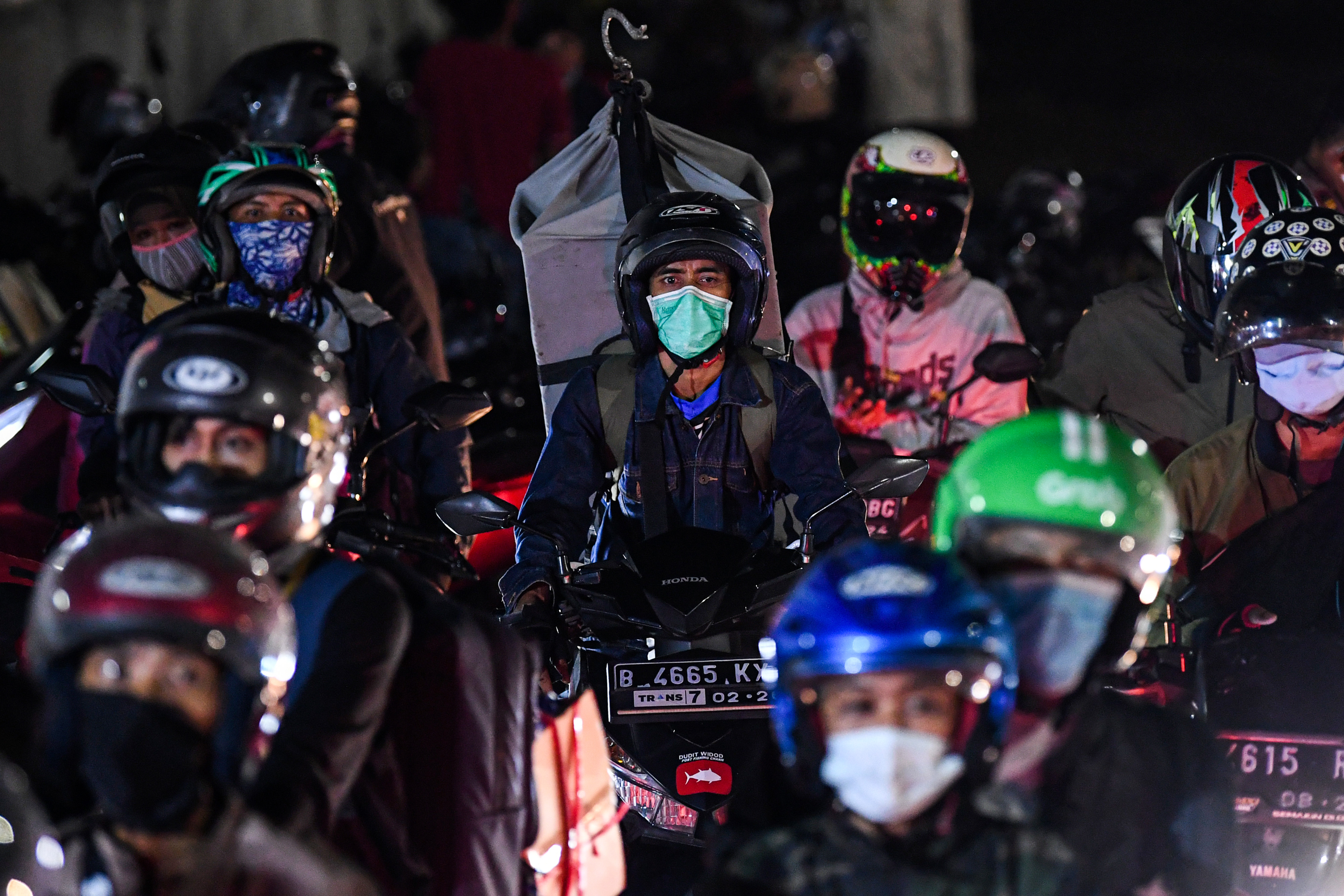 Pemudik yang menggunakan sepeda motor antre untuk pemeriksaan antigen di Cikarang, Kabupaten Bekasi, Jawa Barat.
