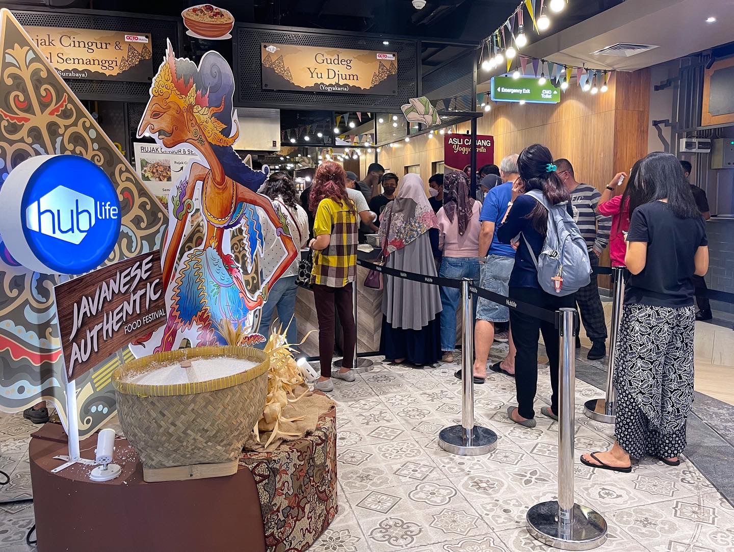 Para pengunjung antre di Javanese Authentic Food Festival.