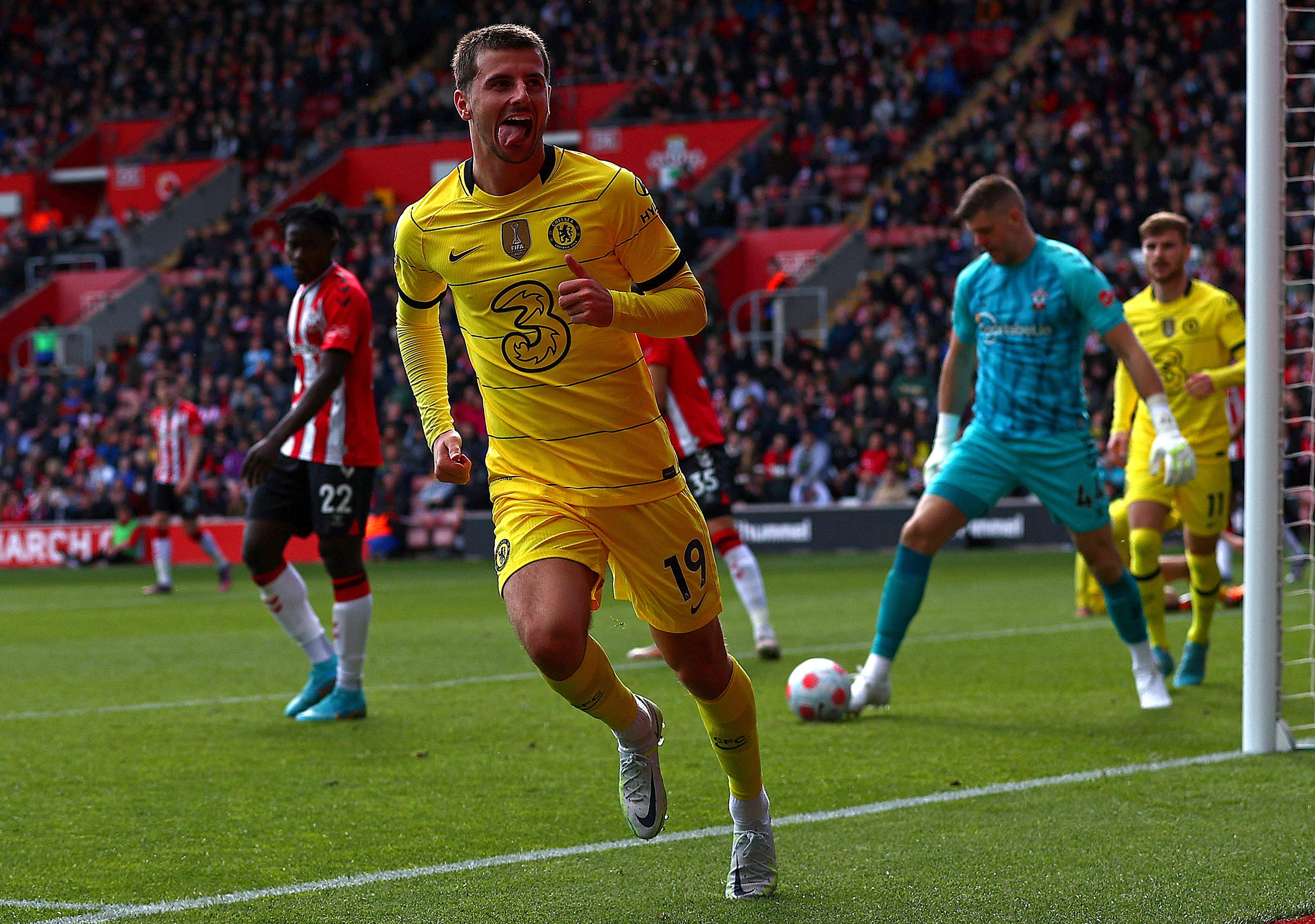 Gelandang Chelsea Mason Mount merayakan gol ke gawang Southampton