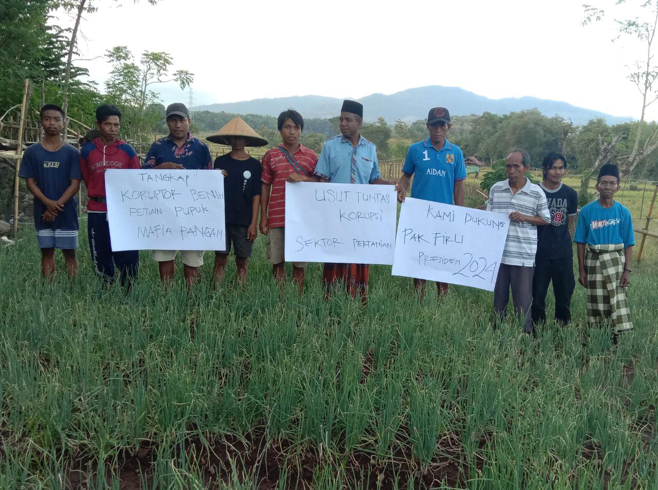 Paguyuban petani bawang merah Kabupaten Bima, mendeklarasikan dukungan terhadap Ketua KPK Firli Bahuri untuk maju sebagai presiden pada Pilp
