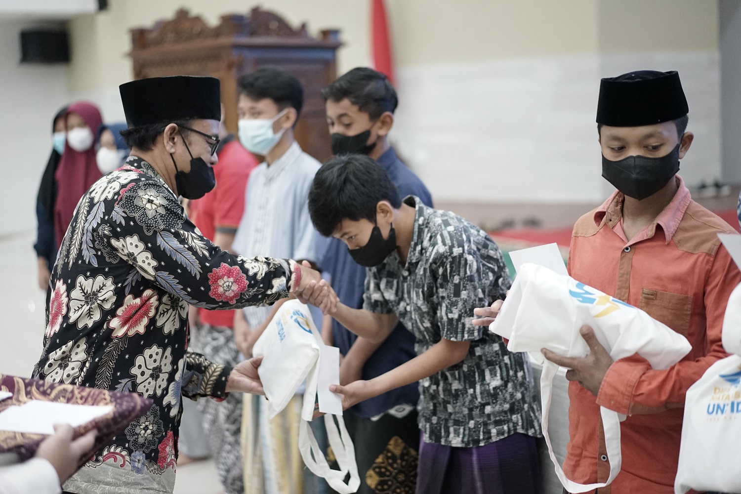 Peringati Nuzulul Quran Untidar santuni anak yatim yang ada di lingkungan kampusnya, Senin (18/4/2022) malam.