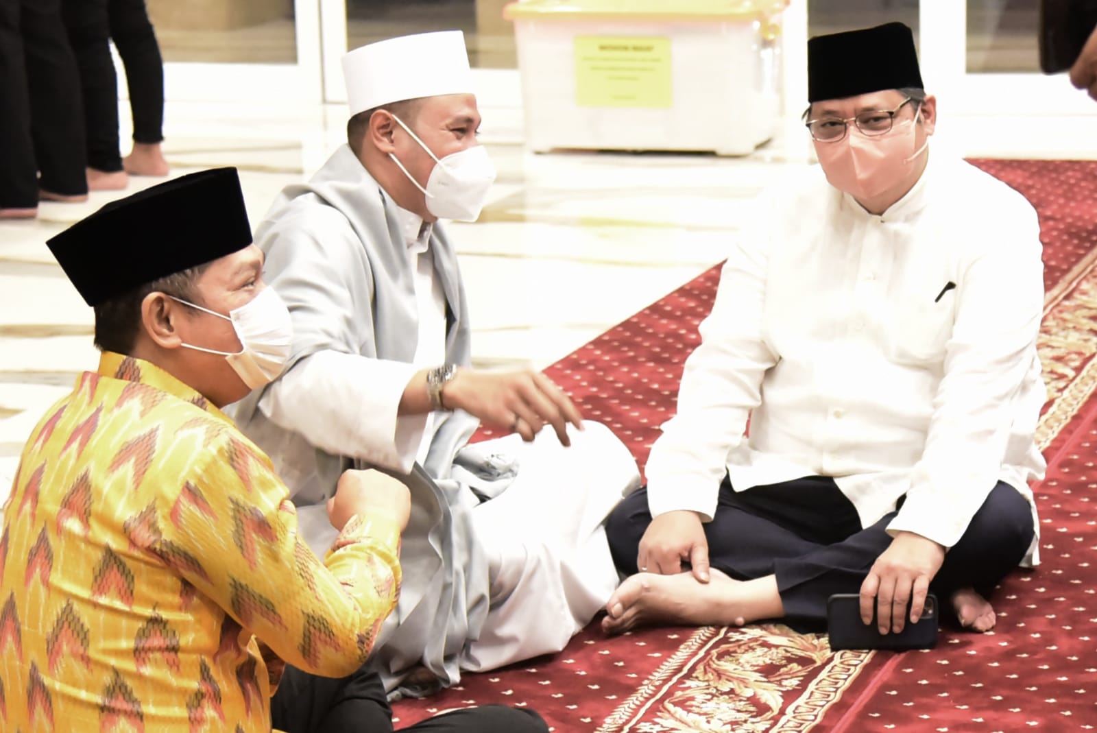 Ketua Umum Partai Golkar, Airlangga Hartanto (kanan).