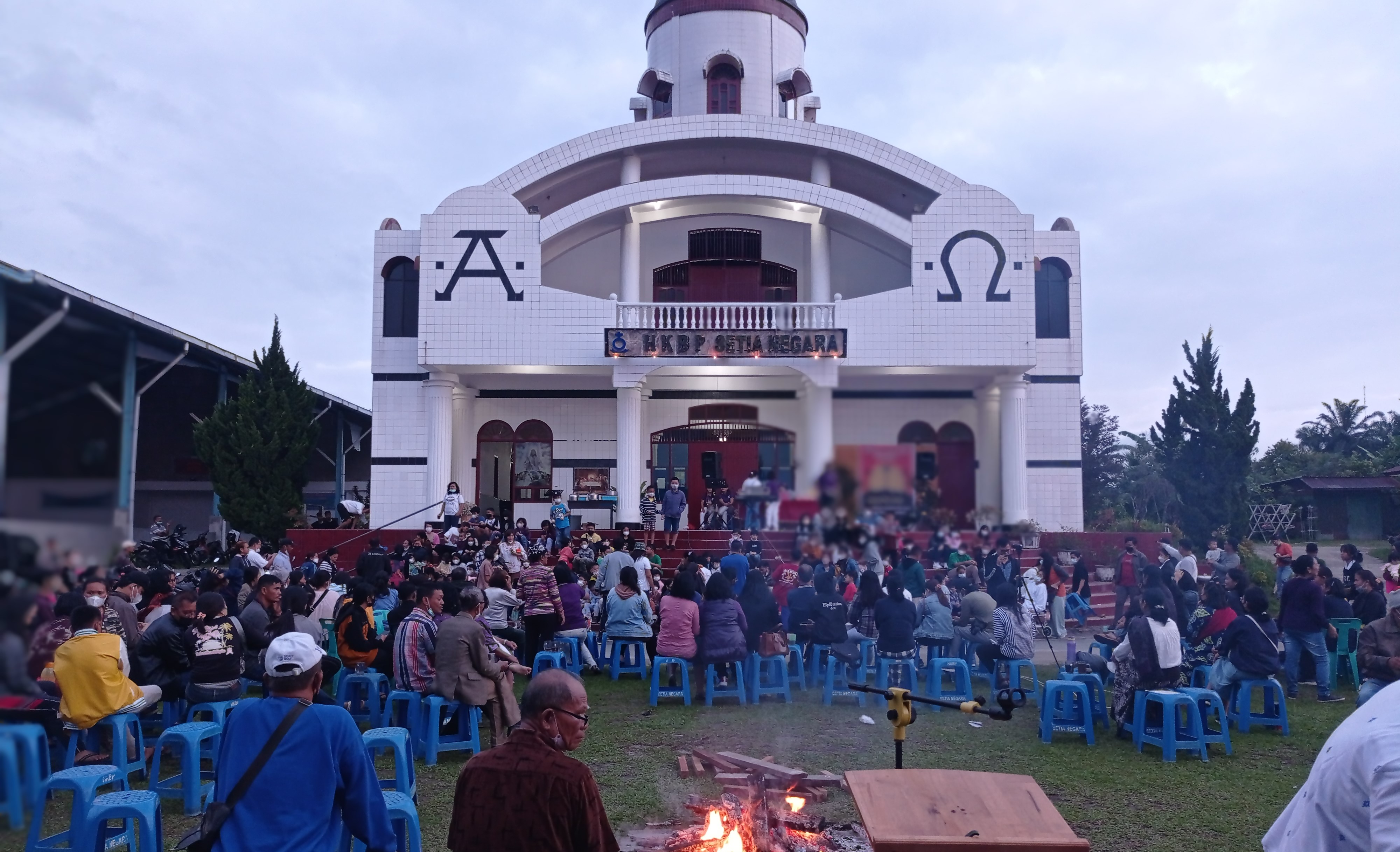  Jemaat Huria Kristen Batak Protestan (HKBP) Setia Negara Pematangsiantar antusias menghadiri perayaan Paskah Buhabuhaijuk, Minggu (17/4)