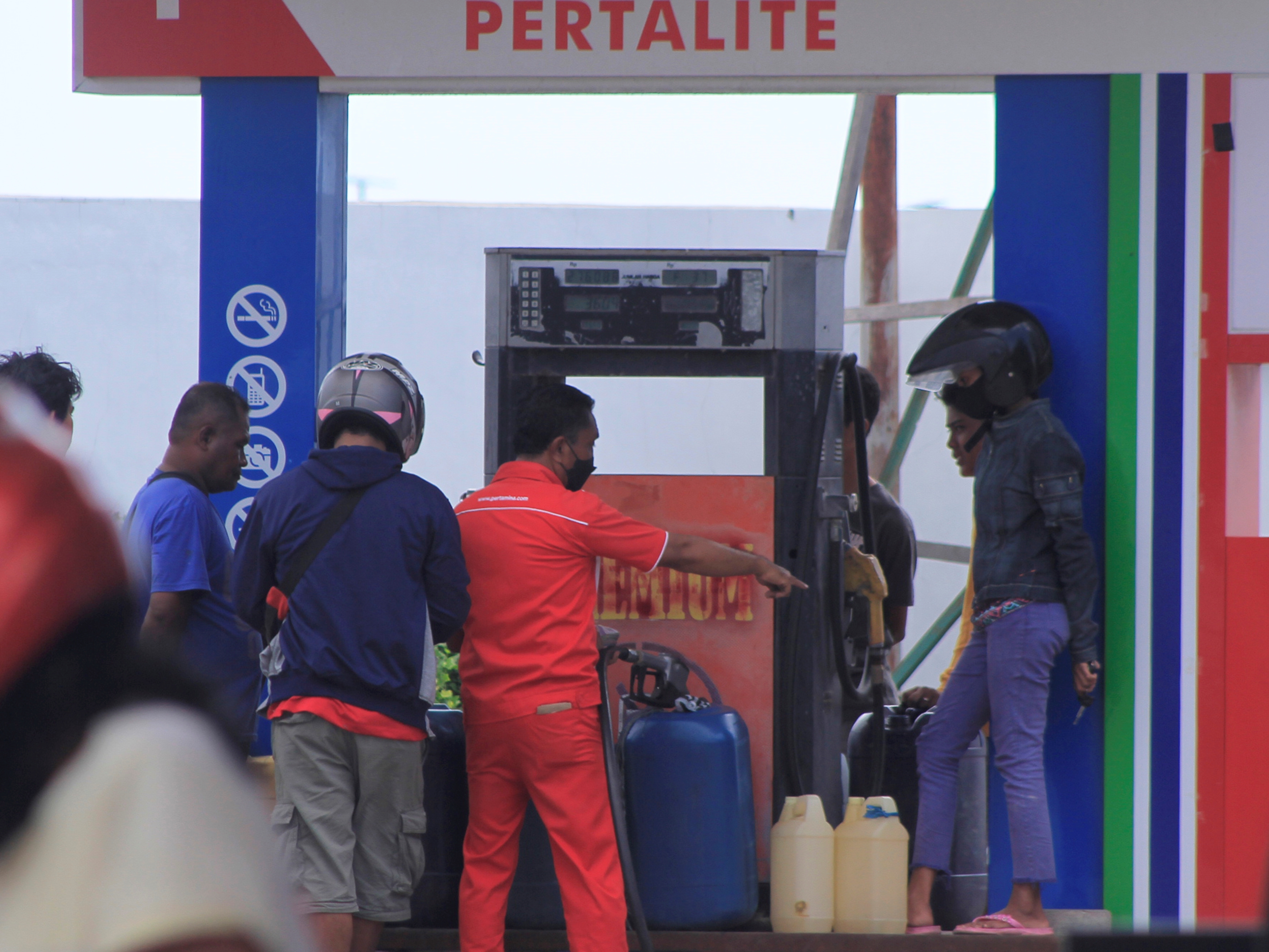 Petugas melayani pembelian bahan bakar minyak jenis pertalite di salah satu SPBU Kota Kupang, NTT, selasa (5/4).