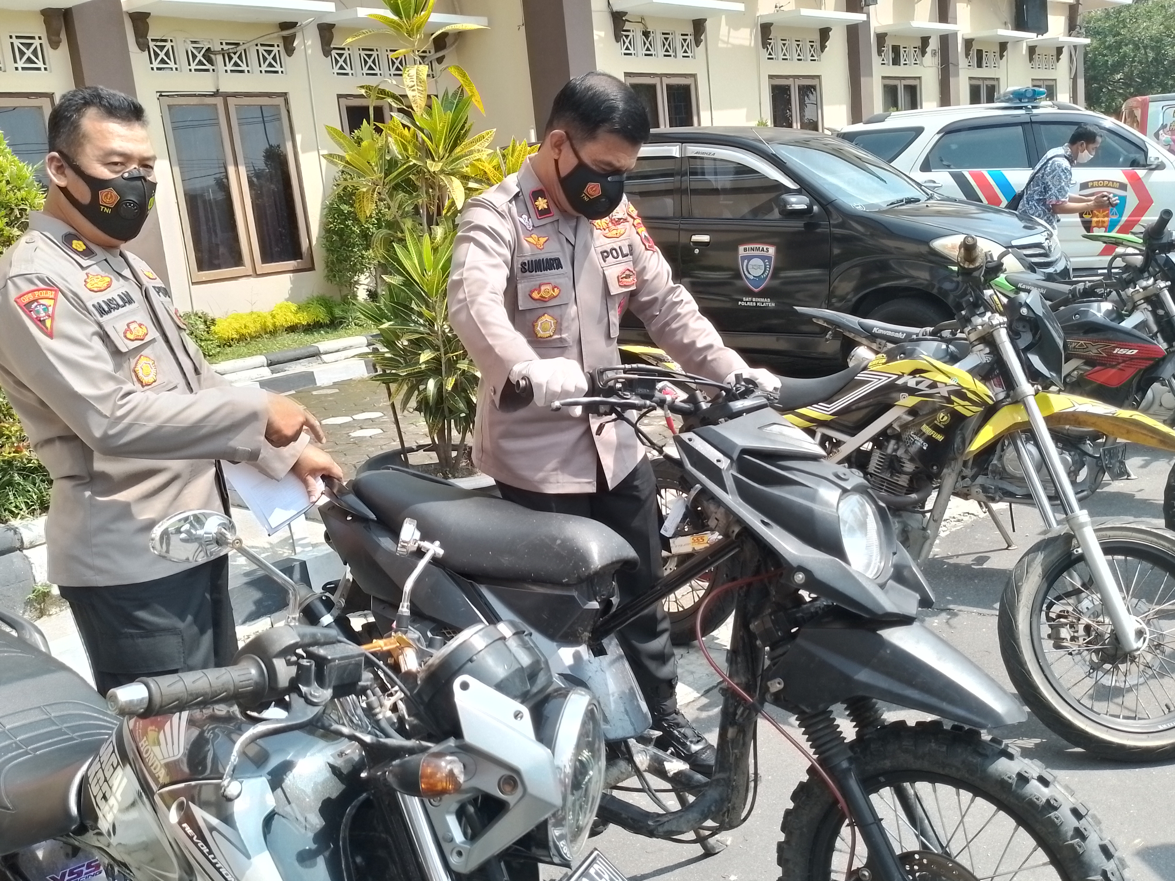 Waka Polres Klaten Komisaris Sumiarta di tengah motor sitaan