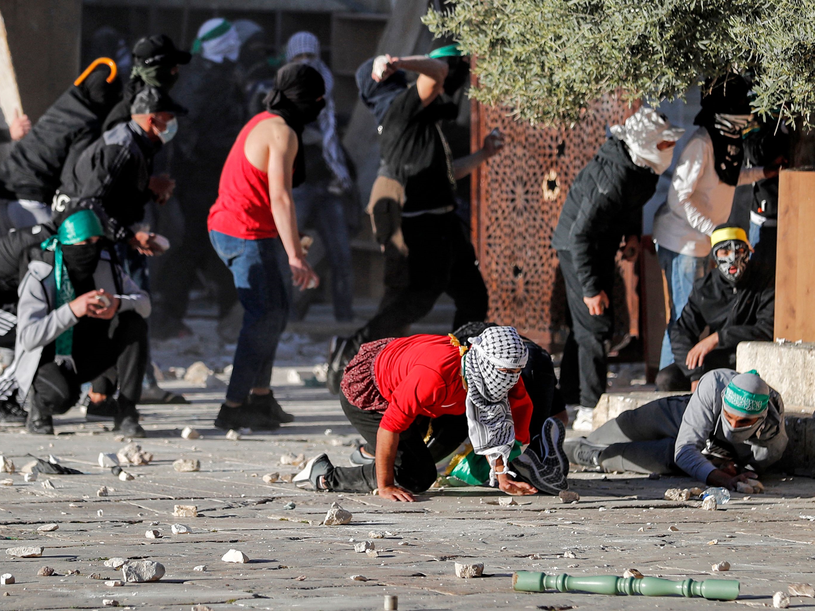 Demonstran Palestina bentrok dengan polisi Israel di kompleks Masjid Al-Aqsa Jerusalem pada 15 April 2022.