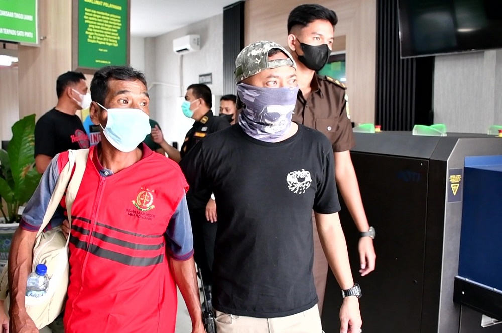 Buronan kasus bisnis BBM ilegal Zuliadi Sipayung (baju merah), Snein (18/4), diboyongTim Tabur Kejati Jambi menuju Jambi dari Medan