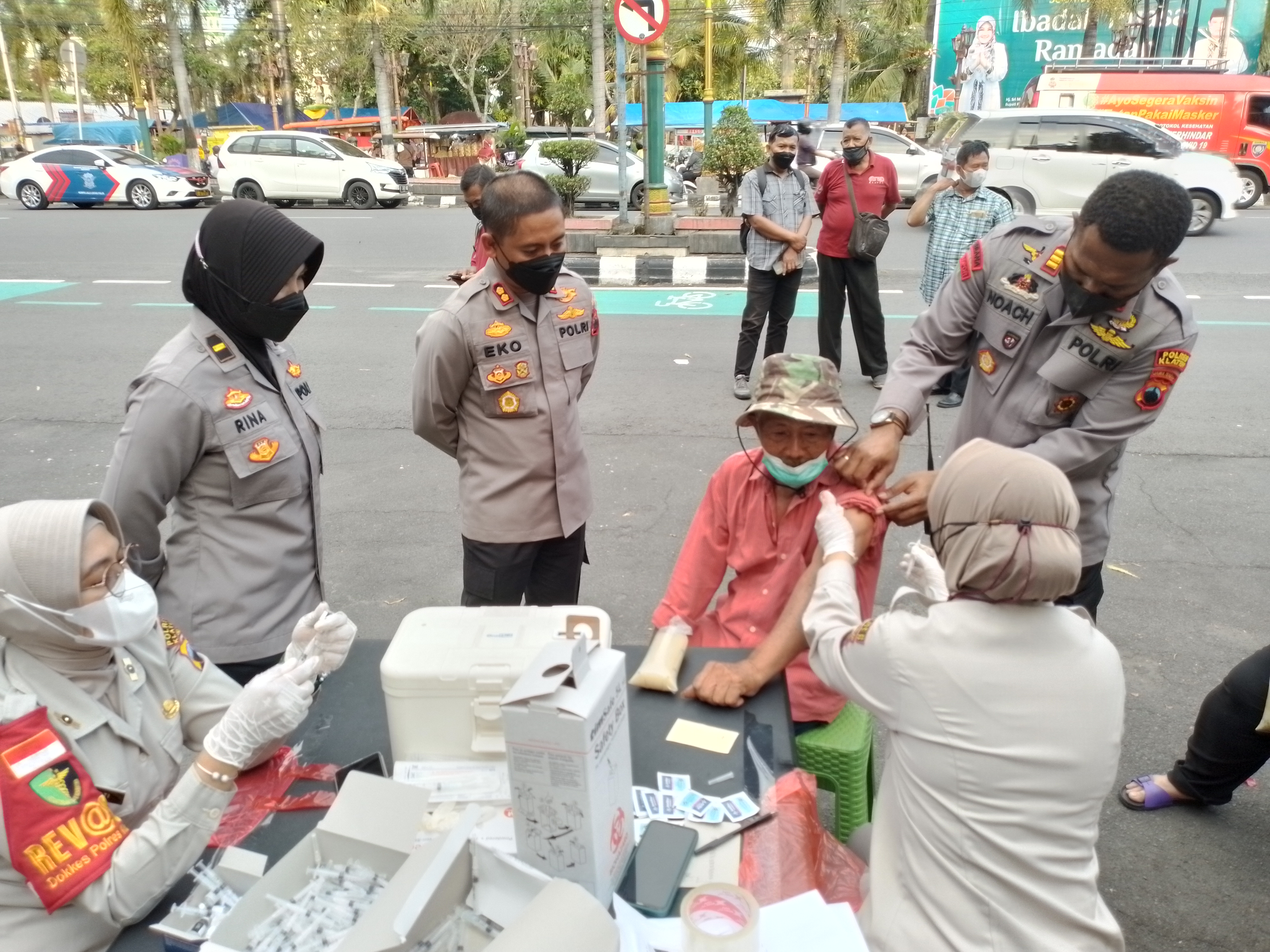 Kapolres Klaten AKB Eko Prasetyo melihat seorang warga mendapat vaksinasi di alun-alun
