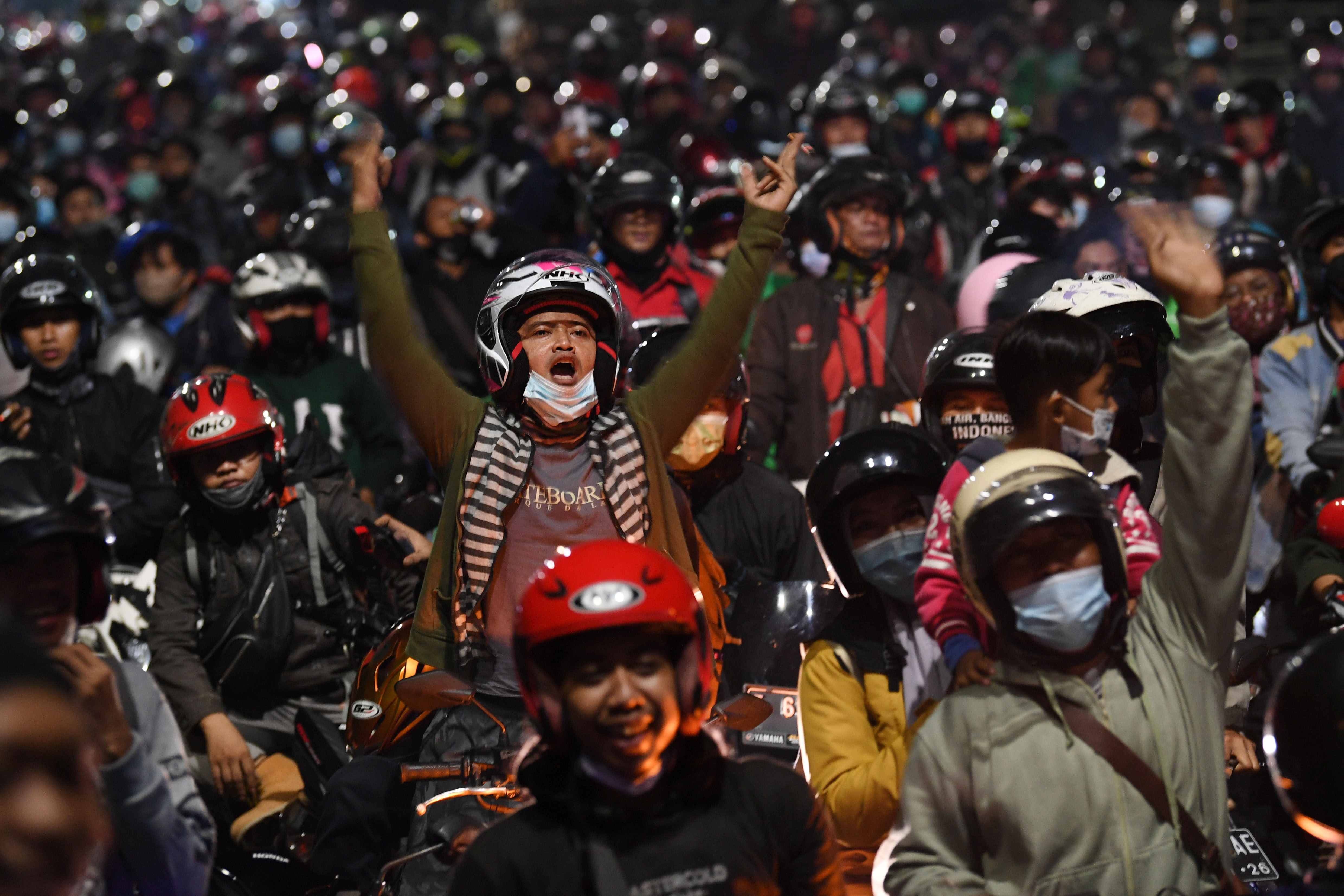  Pemudik sepeda motor terjebak kemacetan saat melintasi posko penyekatan mudik di Kedungwaringin, Kabupaten Bekasi, Jawa Barat tahun lalu.