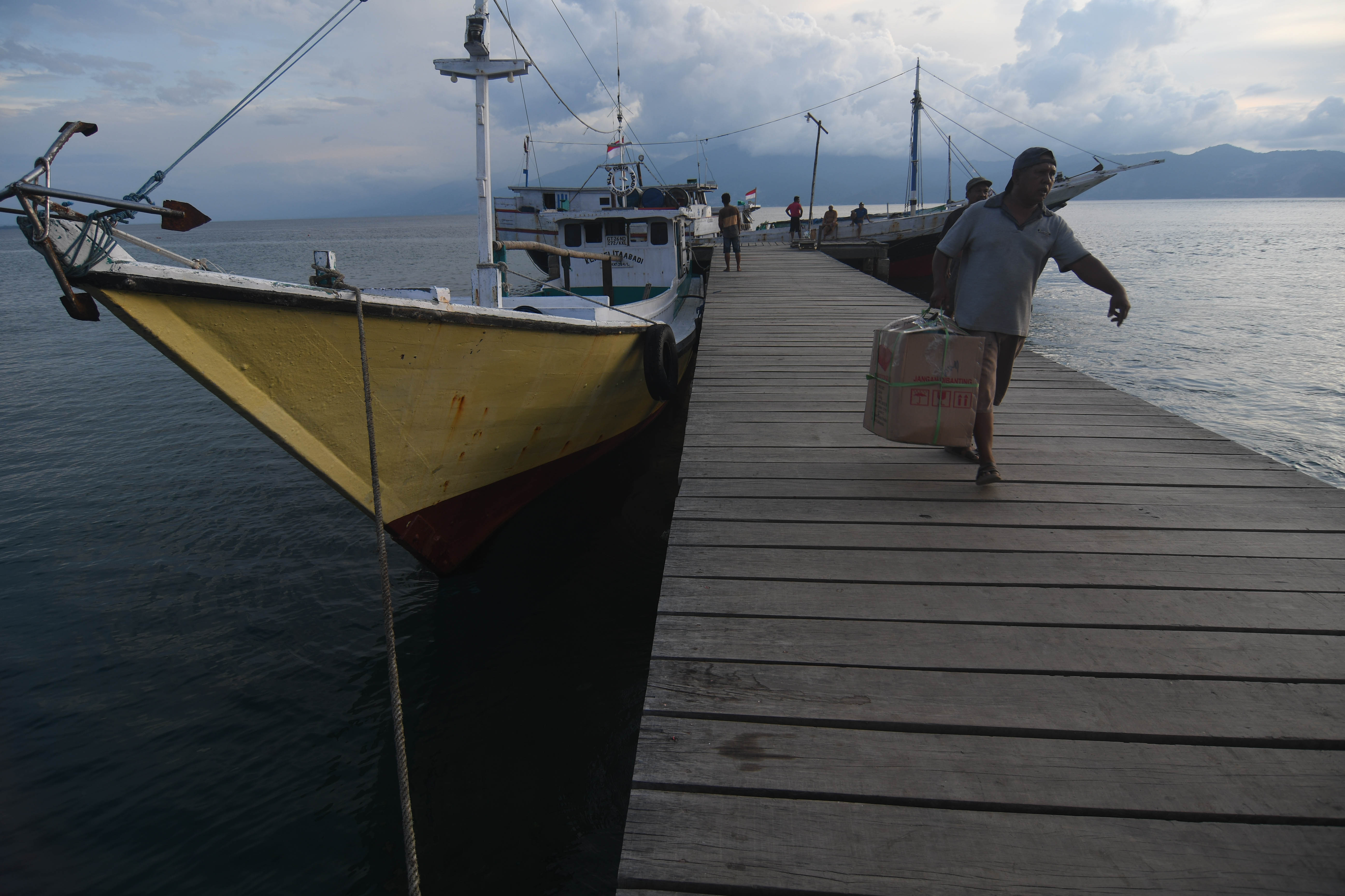 Warga beraktifitas di dermaga yang dibangun dengan dana desa di Desa Wani, Kabupaten Donggala, Sulawesi Tengah, Senin (11/4)