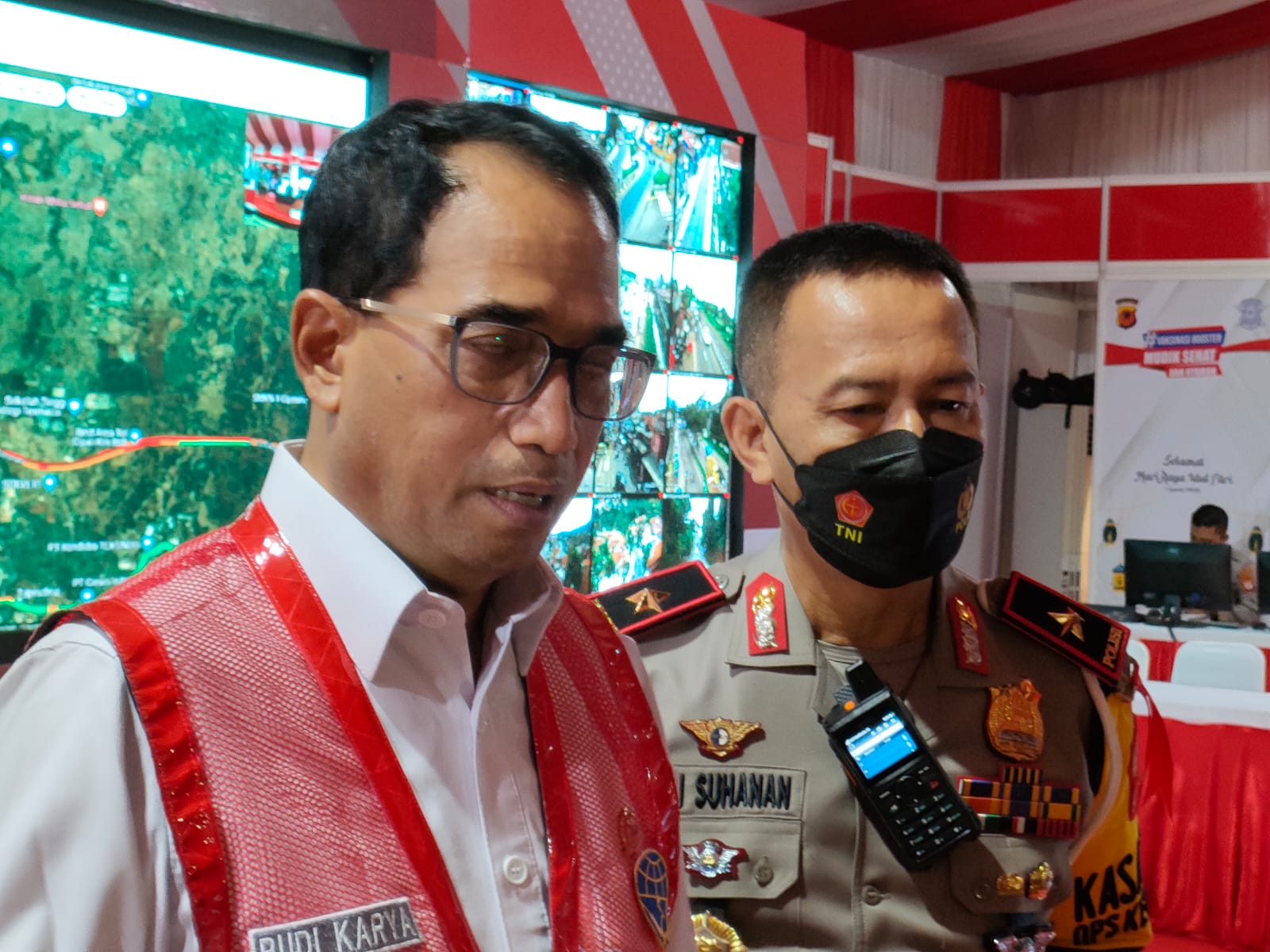 Menteri Perhubungan Budi Karya Sumadi saat meninjau arus mudik Lebaran di pintu Tol Cikopo
