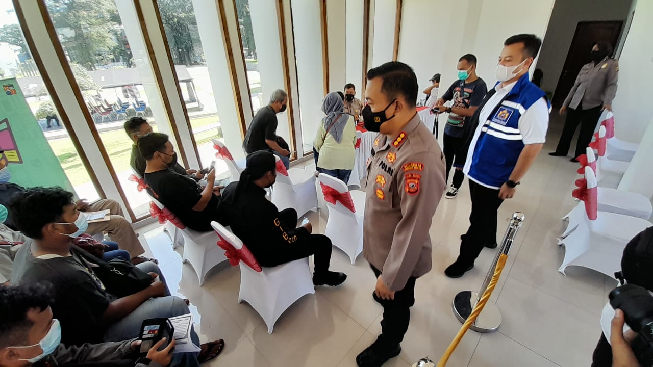 Kapolresta Bogor Kota Kombes Susatyo Purnomo Condro memantau pelaksanaan vaksinasi di Kota Bogor, Rabu (6/4).