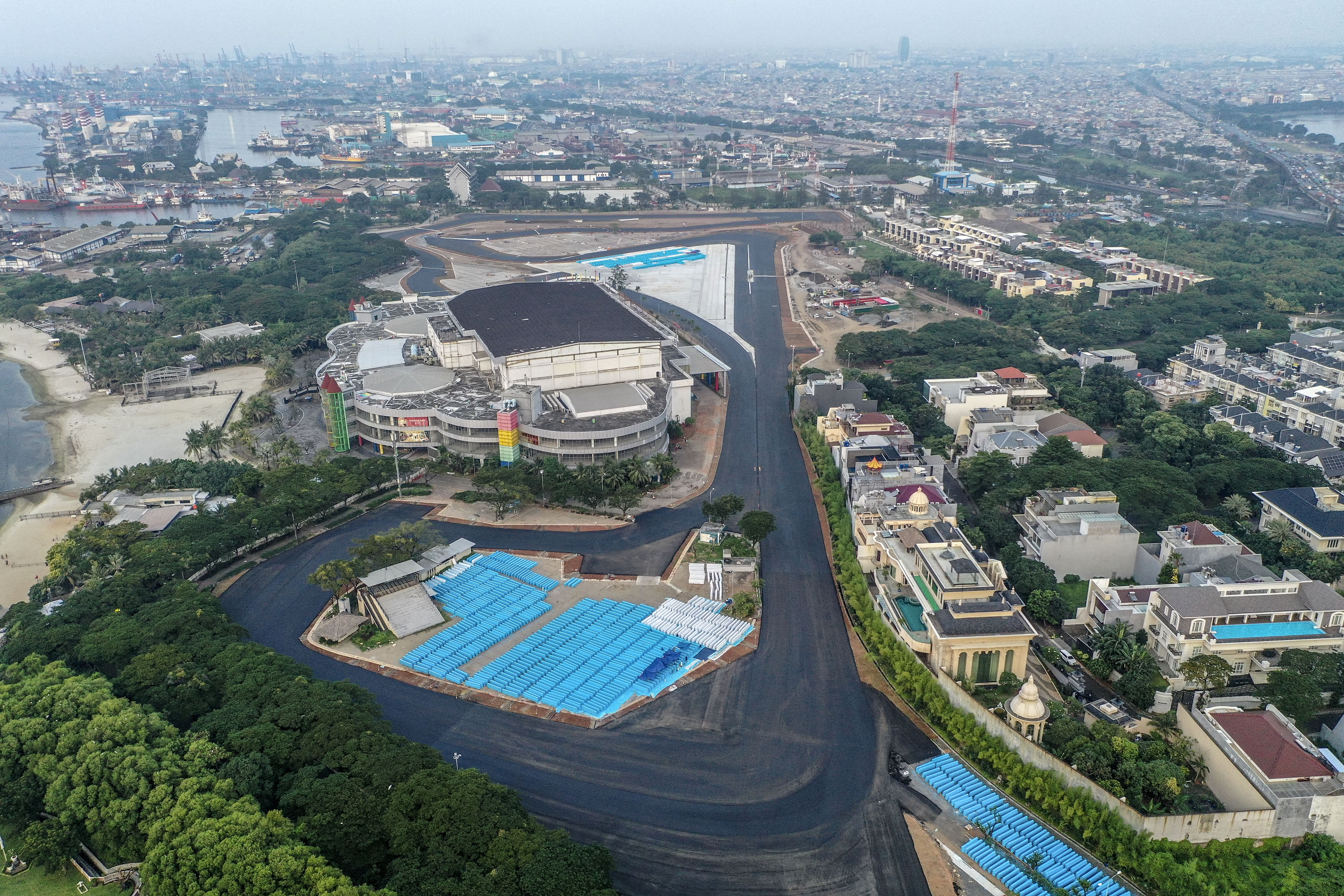 Foto udara lintasan Sirkuit Jakarta E-Prix yang telah diaspal di kawasan Taman Impian Jaya Ancol, Jakarta, Rabu (13/4/2022). 