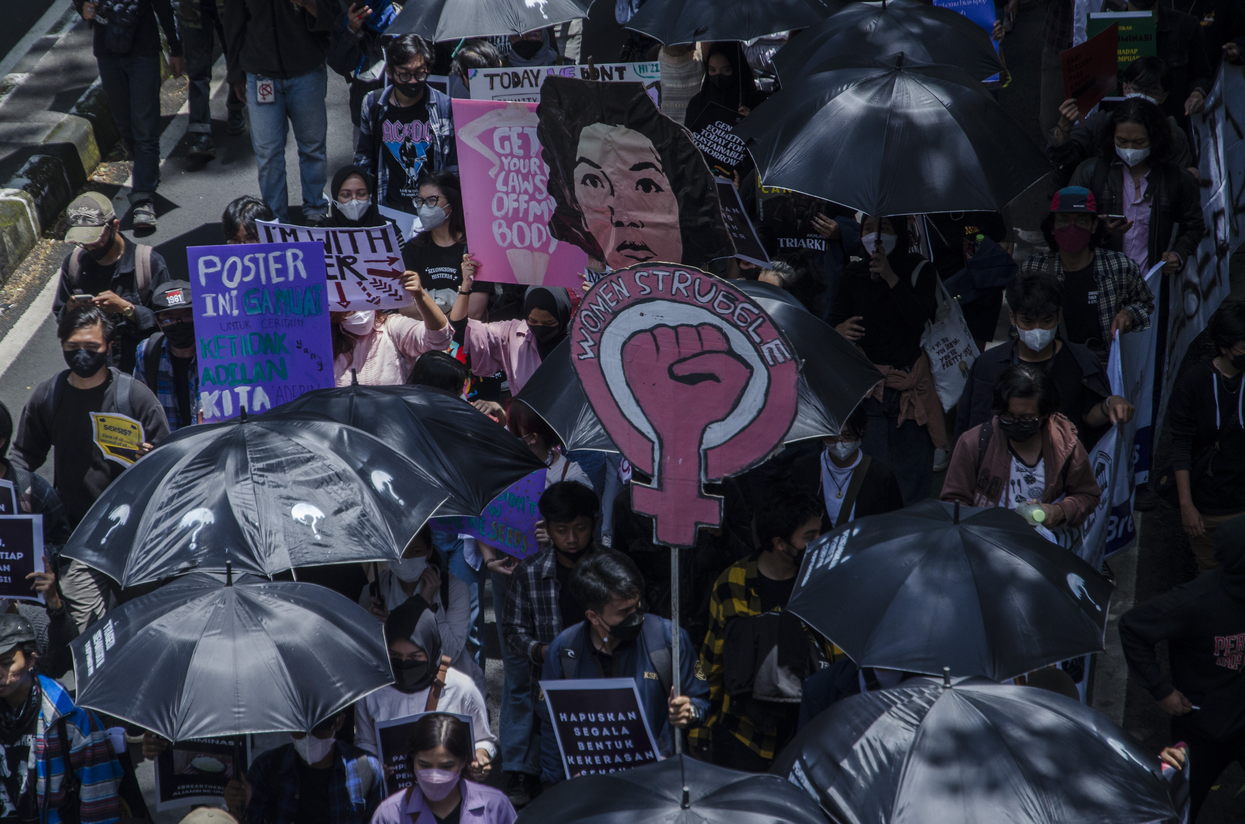  HARI PEREMPUAN: Aktivis perempuan di Bandung menuntut segera disahkannya RUU TPKS di momentum Hari Perempuan Internasional.