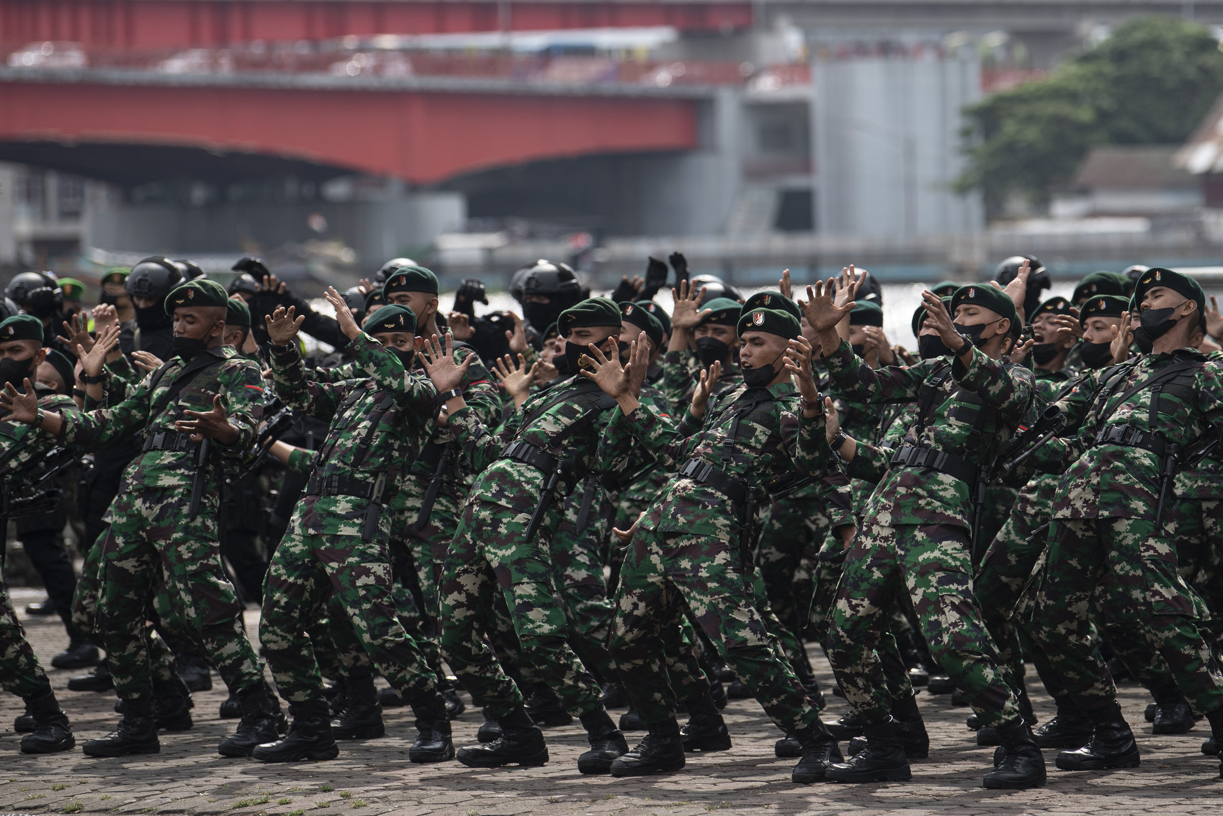 Prajurit TNI AD meriakkan yel-yel seusai mengikuti apel gabungan di Sumatra Selatan.