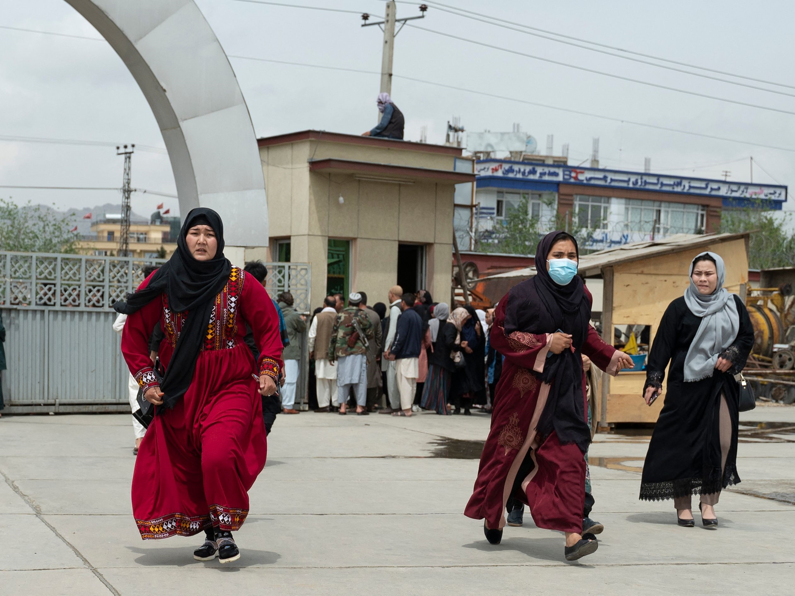 Kerabat korban tiba untuk mencari orang yang mereka cintai di luar rumah sakit di Kabul pada 19 April 2022, setelah dua ledakan bom terjadi.