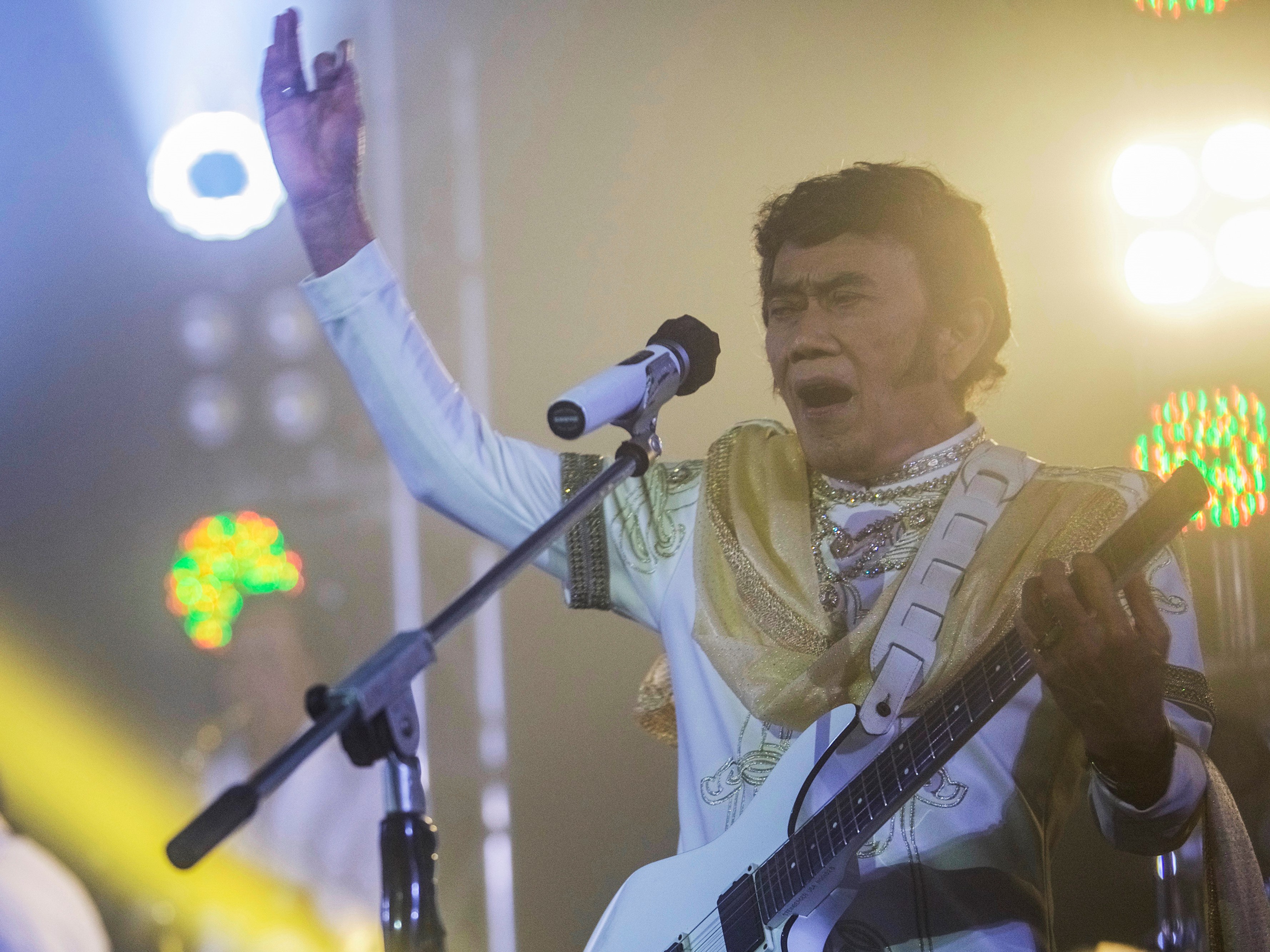 Vokalis Soneta Group Rhoma Irama beraksi saat tampil pada acara RE:Creating di Bengkel Space SCBD, Jakarta, Senin (20/12/2021).