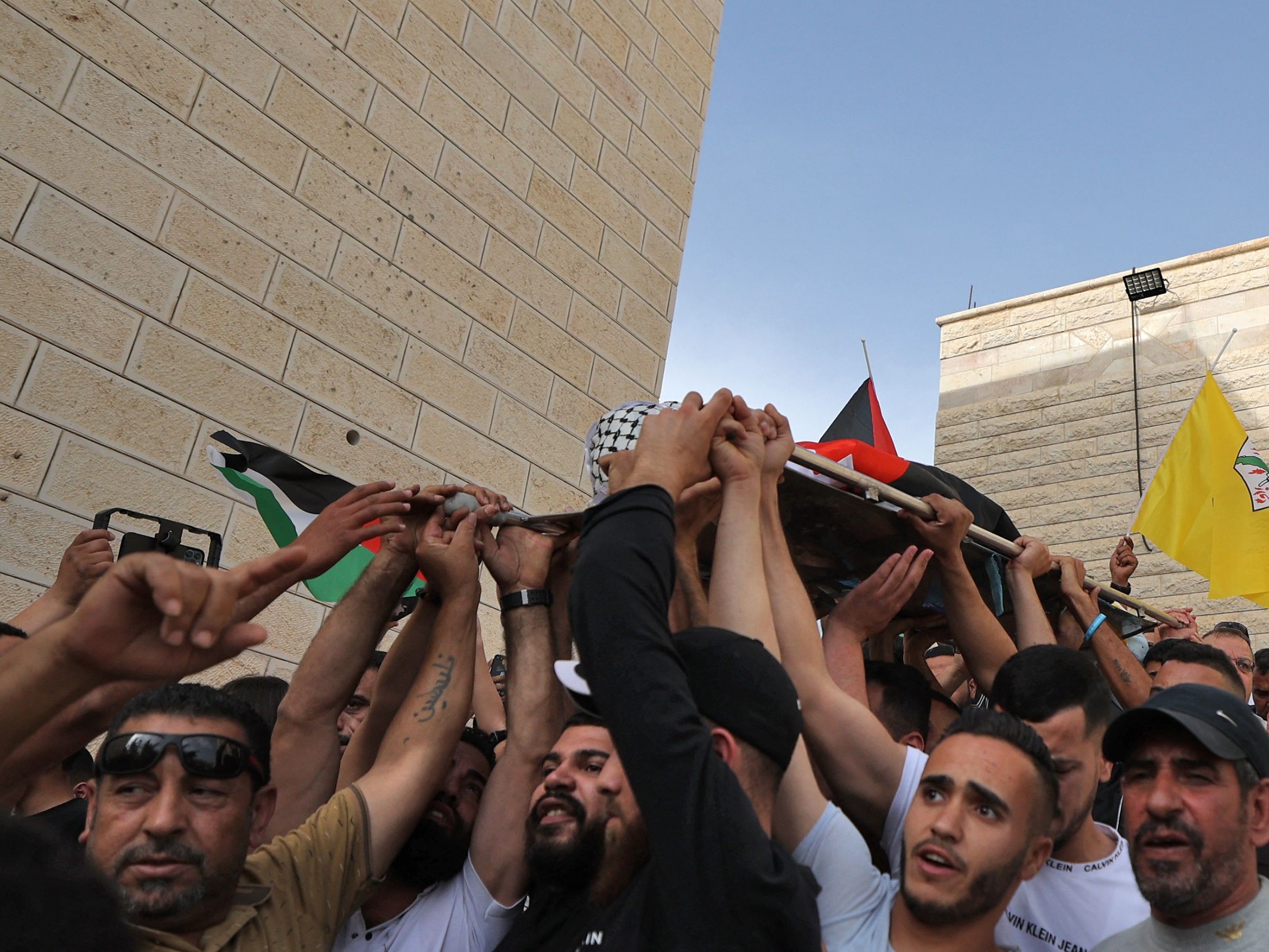 Warga Palestina membawa jenazah Ahmed Ibrahim Oweidat, yang tewas dalam operasi pasukan Israel, saat pemakamannya di Jericho, Tepi Barat.