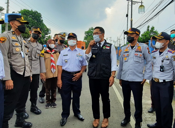 Gubernur Jabar Ridwan Kamil (tengah) meninjau kesiapan sarana mudik lebaran di Cianjur, Rabu (27/4).