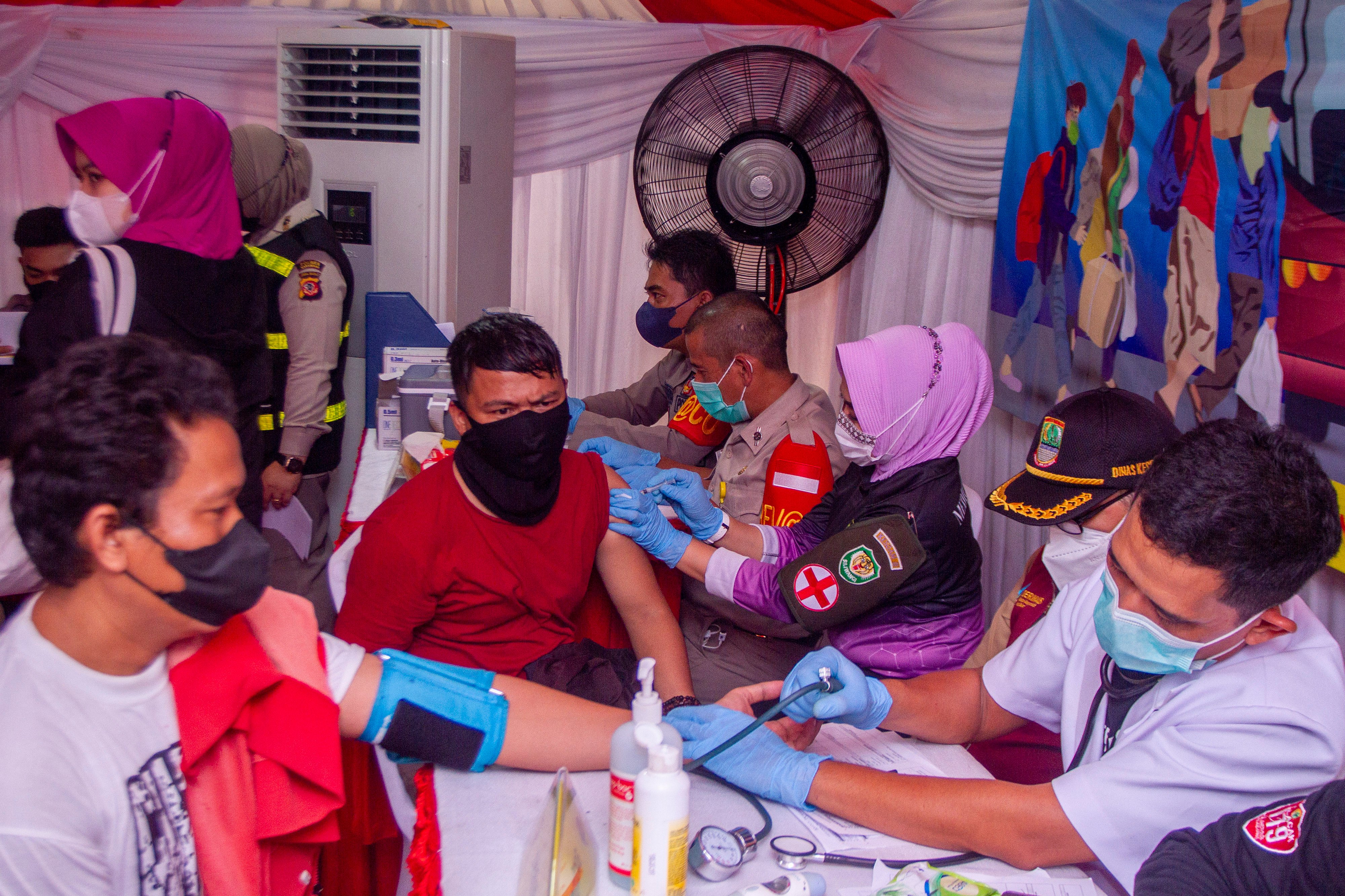 Nakes menyuntikkan vaksin covid-19 kepada pemudik di Pos Pelayanan Ketupat Lodaya 2022, Rest Area KM 57, Karawang, Jawa Barat.